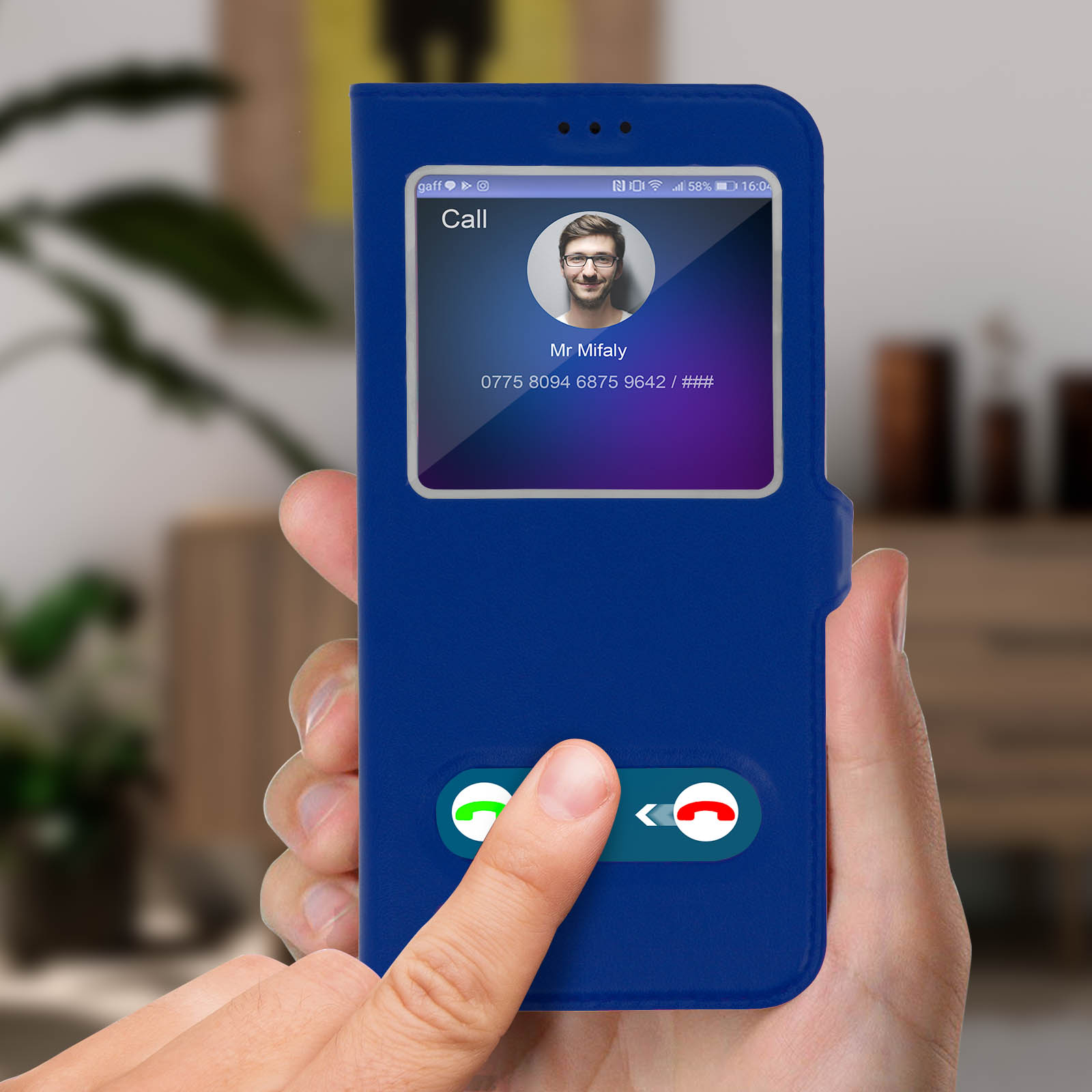 Una mano preme sullo schermo di un telefono. Lo schermo mostra un'interfaccia di chiamata con foto.