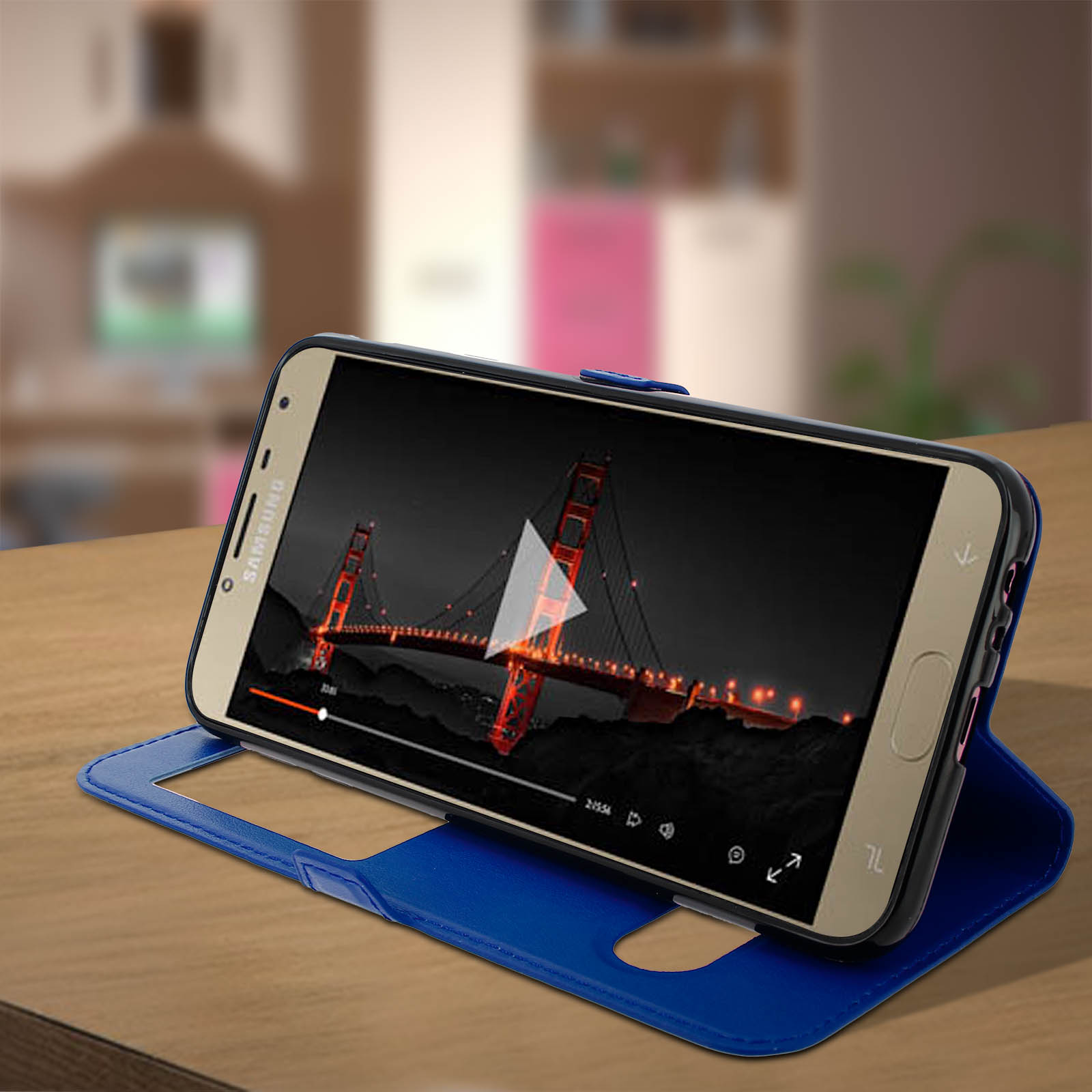 Un telefono mostra un video del Golden Gate Bridge, tenuto in una custodia blu.