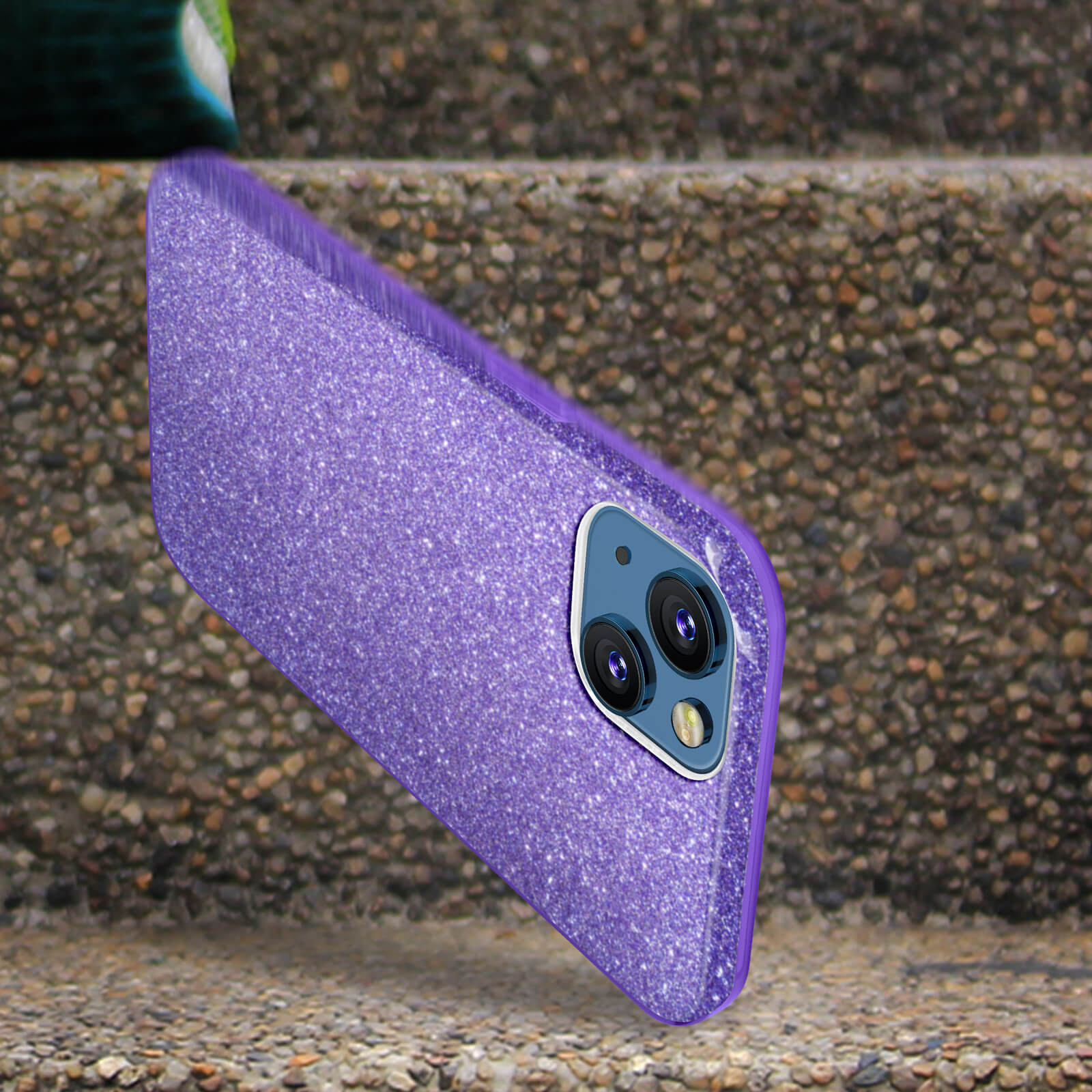 Una custodia per telefono viola glitterata su un gradino di pietra. La custodia ha un ritaglio per la fotocamera.