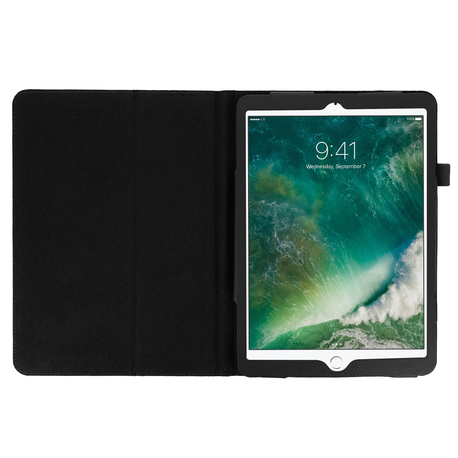 Un iPad in una custodia nera, aperto per rivelare lo schermo che mostra l'ora 9:41.