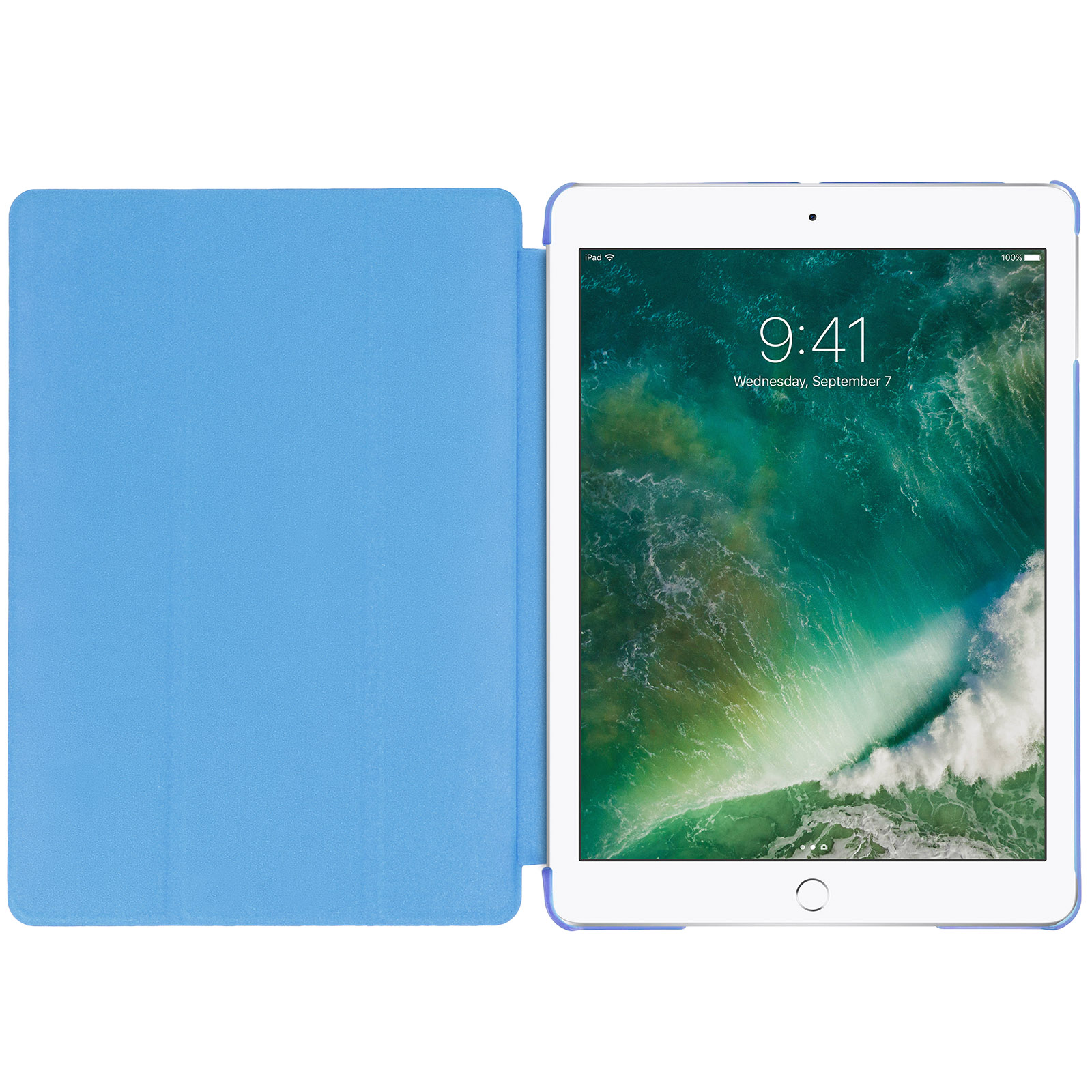 Una custodia per iPad blu aperta, con lo schermo dell'iPad che mostra. L'iPad è bianco con un bordo blu.
