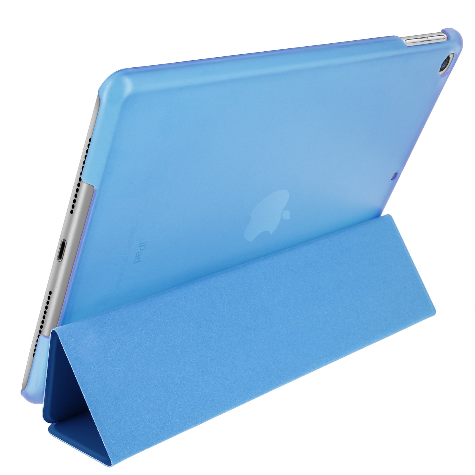 iPad blu in una custodia blu, con la cover piegata per sorreggerlo. Sfondo bianco.