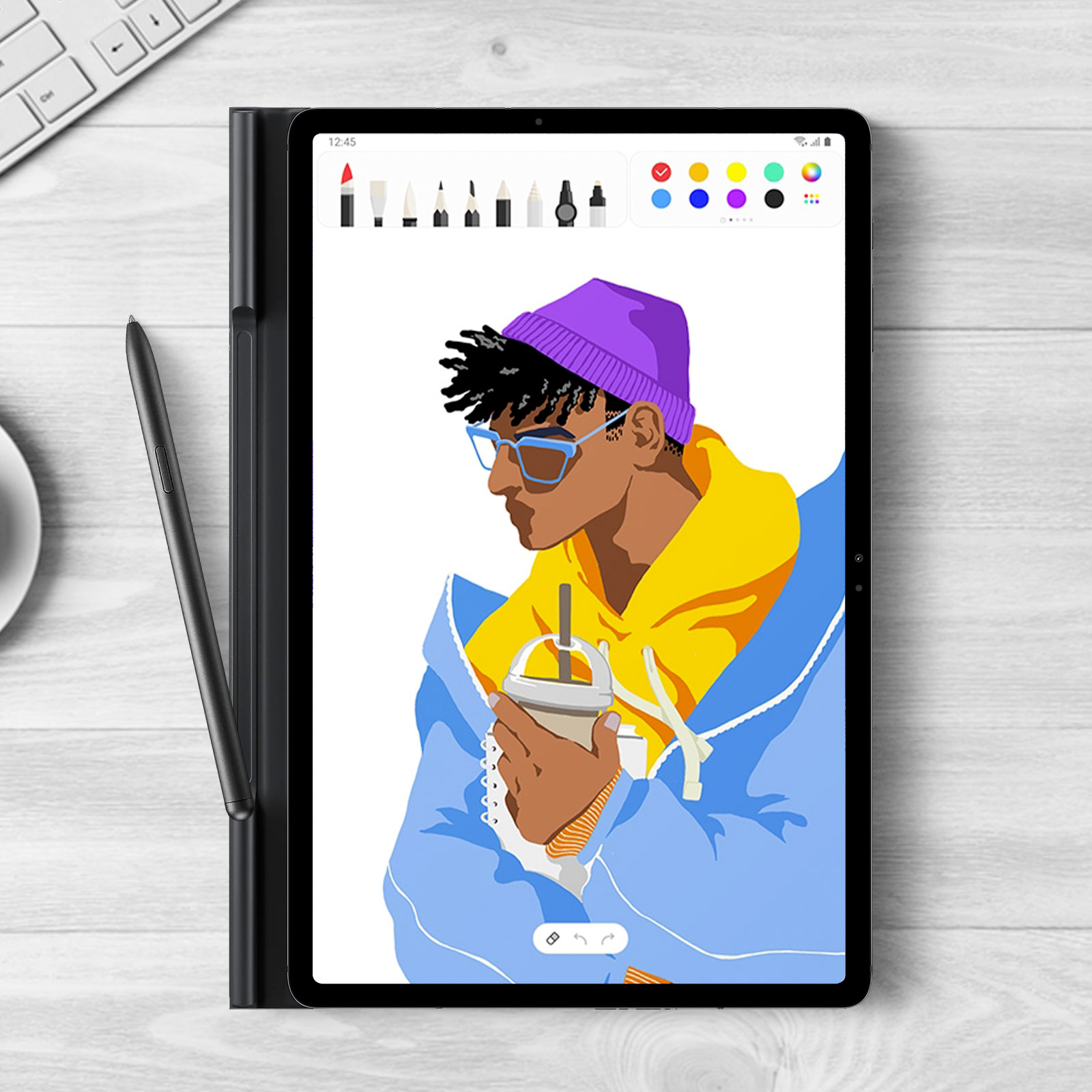 Una tableta que muestra un dibujo de una persona con un sombrero morado, un lápiz óptico y un teclado en un escritorio.