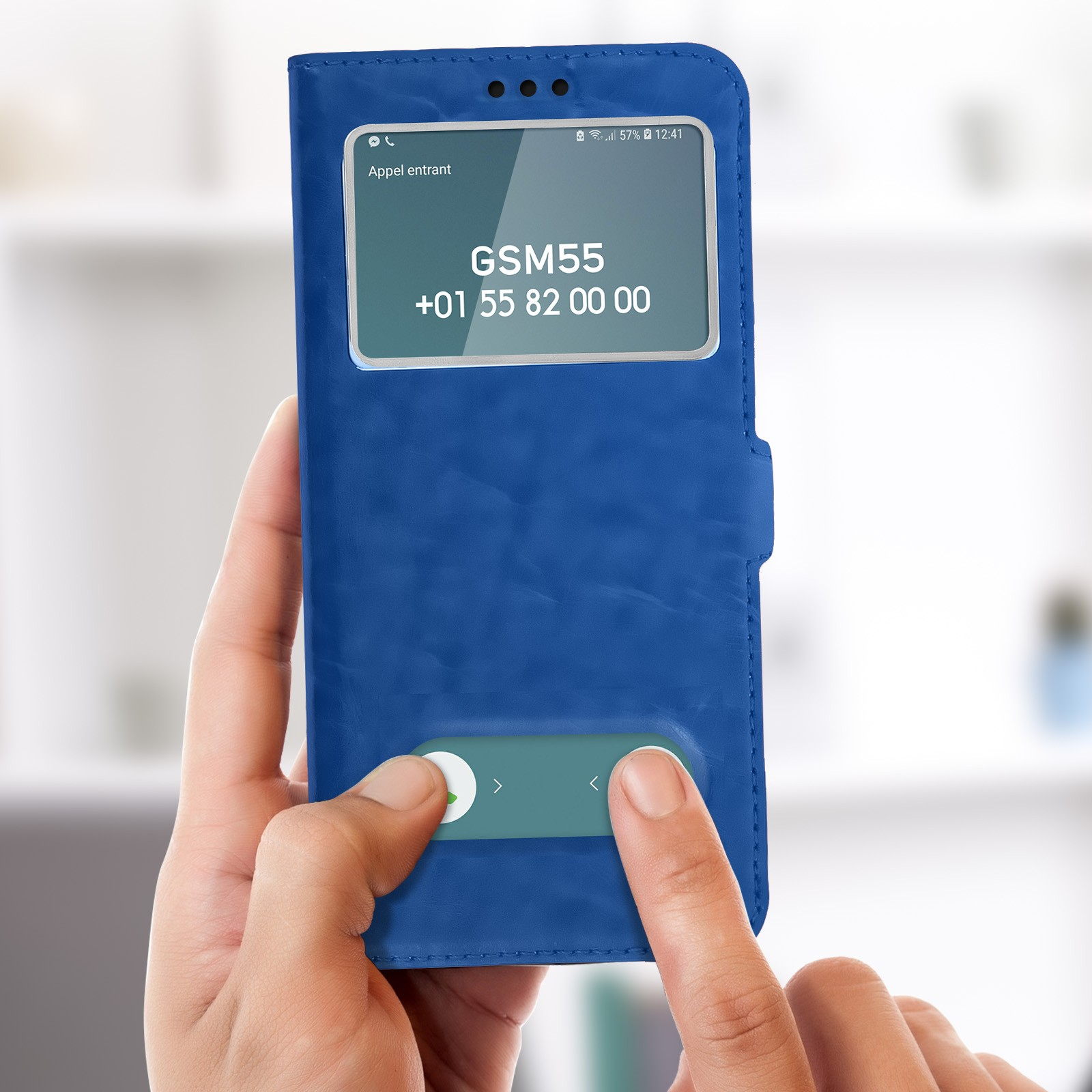 Una custodia blu per telefono con uno schermo che mostra una chiamata in arrivo e una mano che tocca lo schermo.