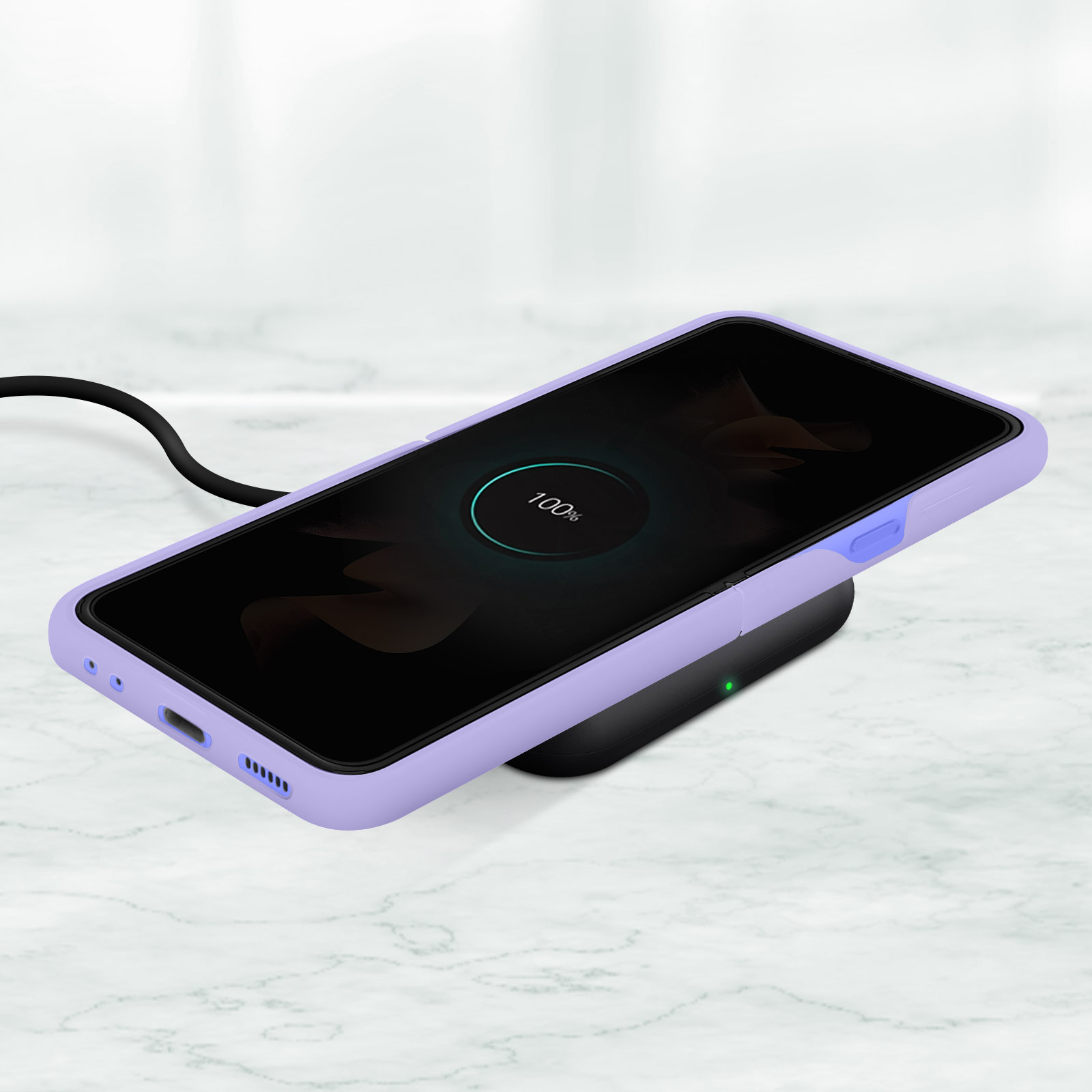 Telefono in carica su caricatore wireless. Lo schermo mostra 100% di carica.