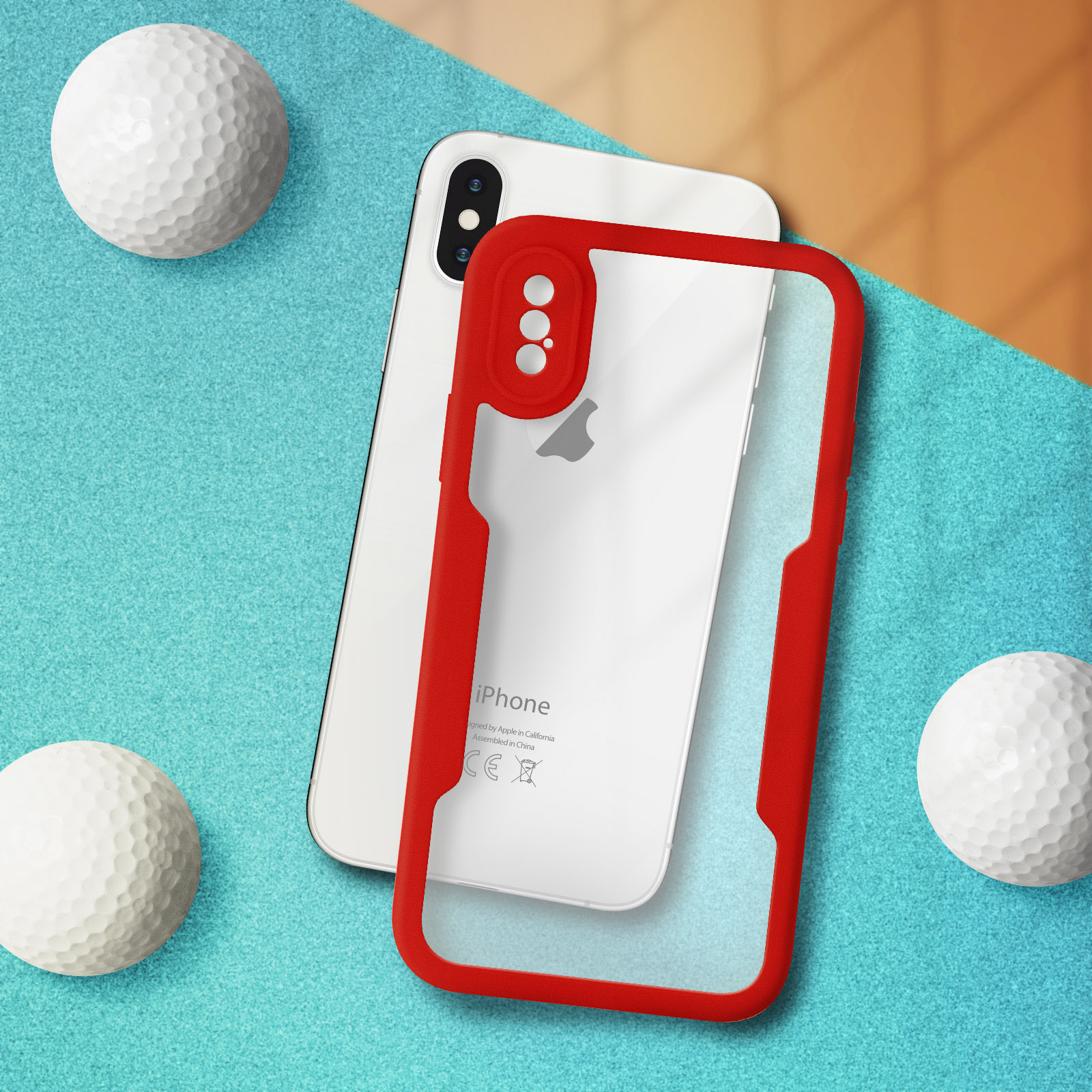 Een telefoon met een rode hoes en een rood frame. Golfballen liggen op een blauw oppervlak.