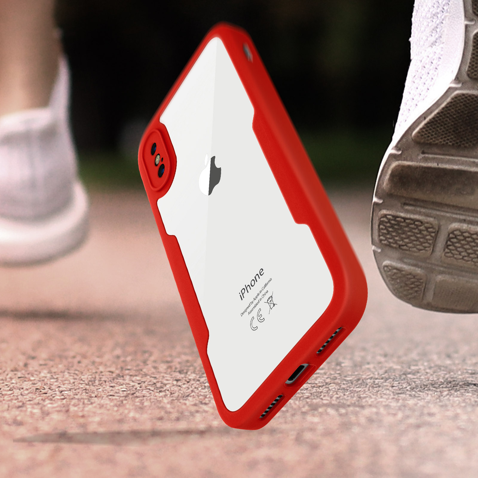 Rode telefoonhoes rond een witte telefoon, op een vage renachtergrond.