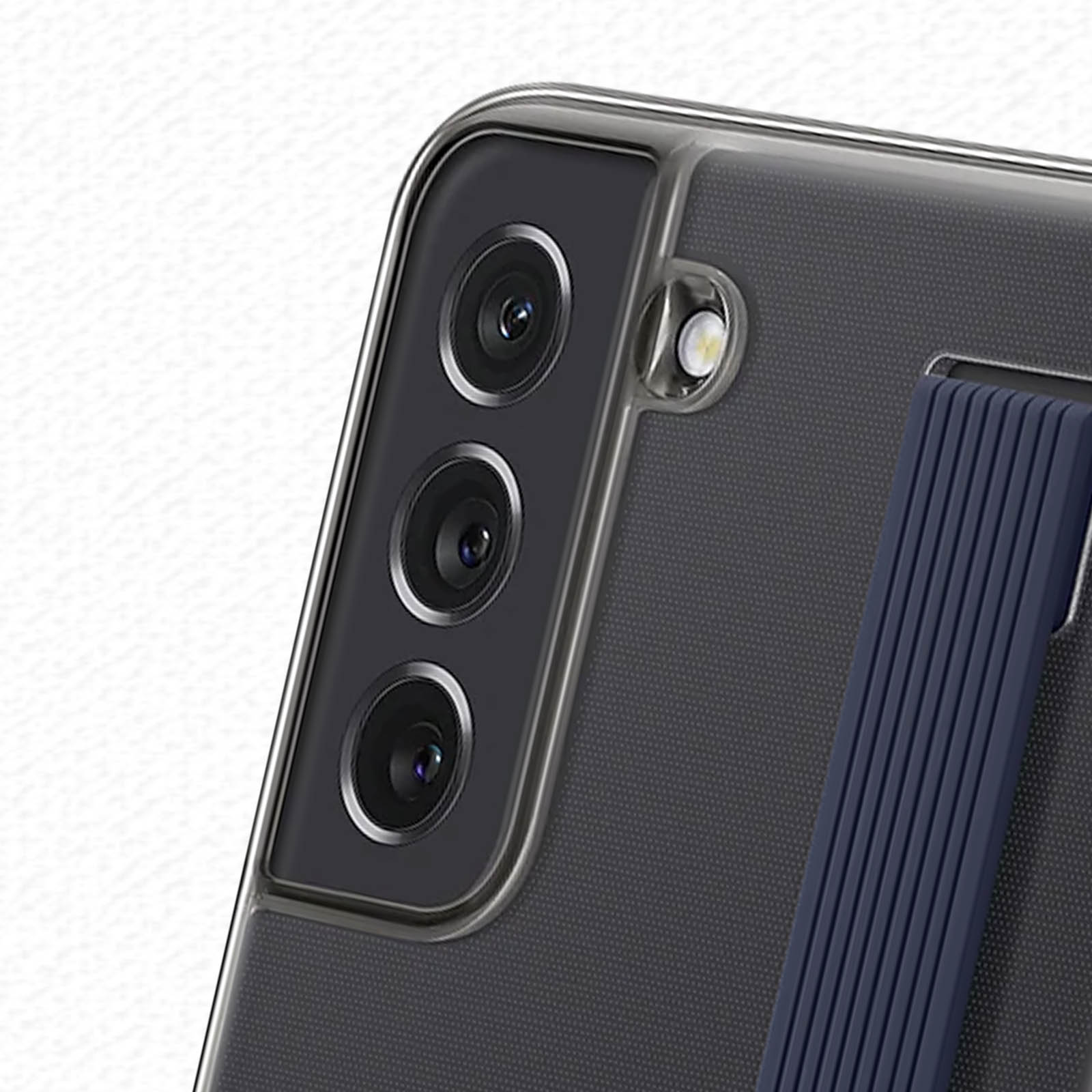 Una custodia per telefono con configurazione della fotocamera. Lo sfondo è una superficie strutturata.