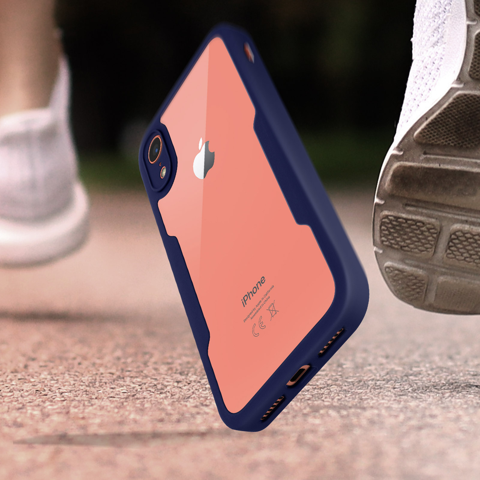 Una custodia blu e pesca con una scarpa da corsa sullo sfondo. Logo iPhone visibile.