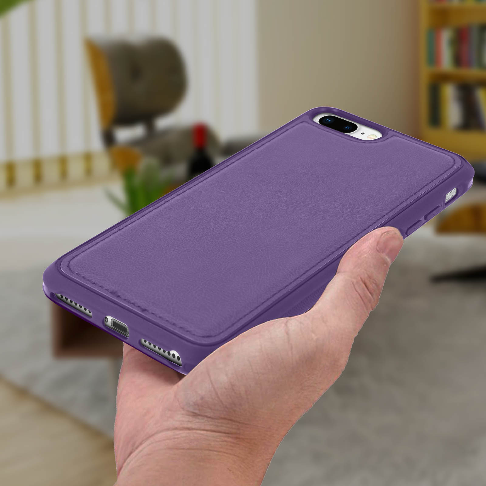 Una mano che tiene un telefono viola con custodia in pelle.