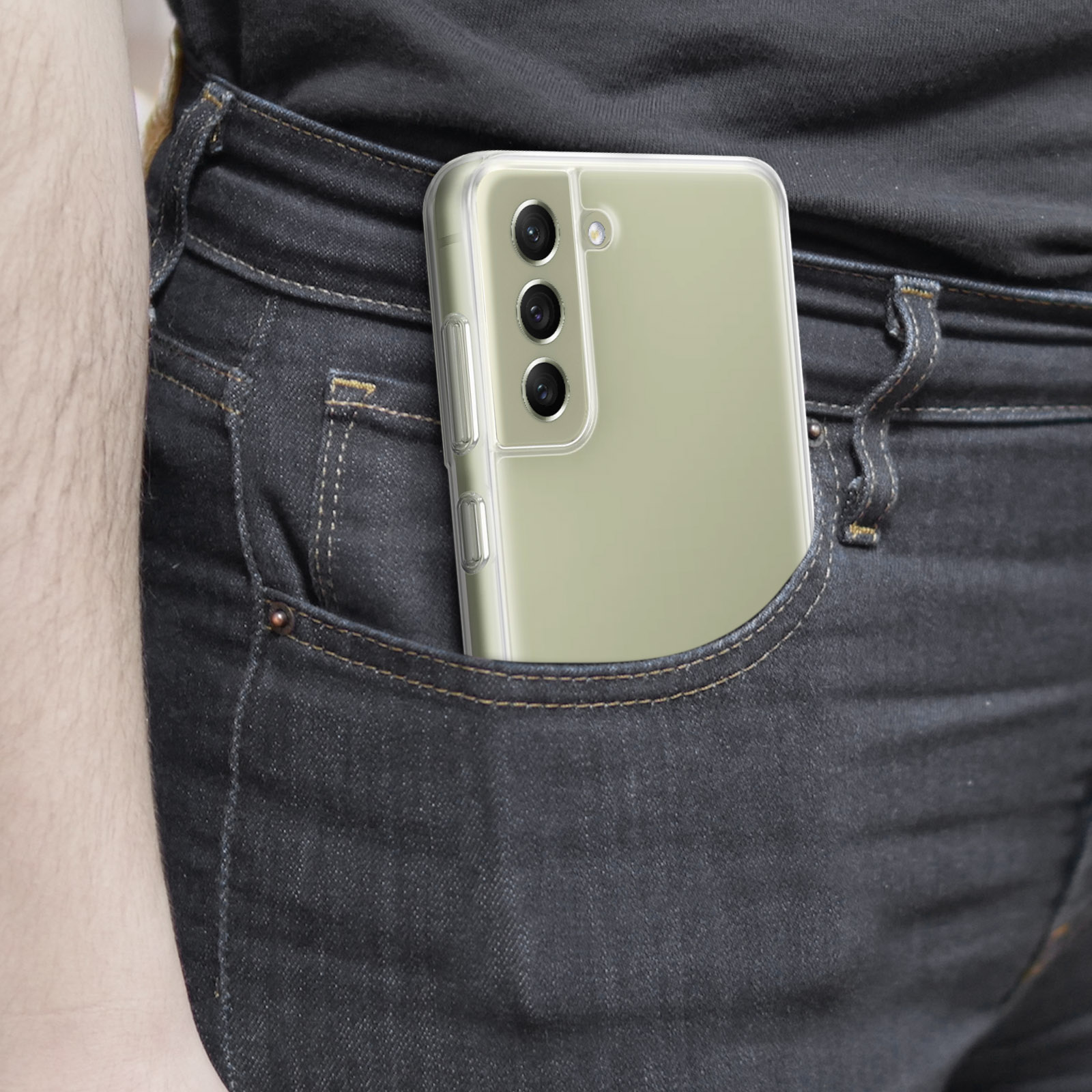 Un teléfono en un bolsillo. El teléfono tiene una funda transparente.