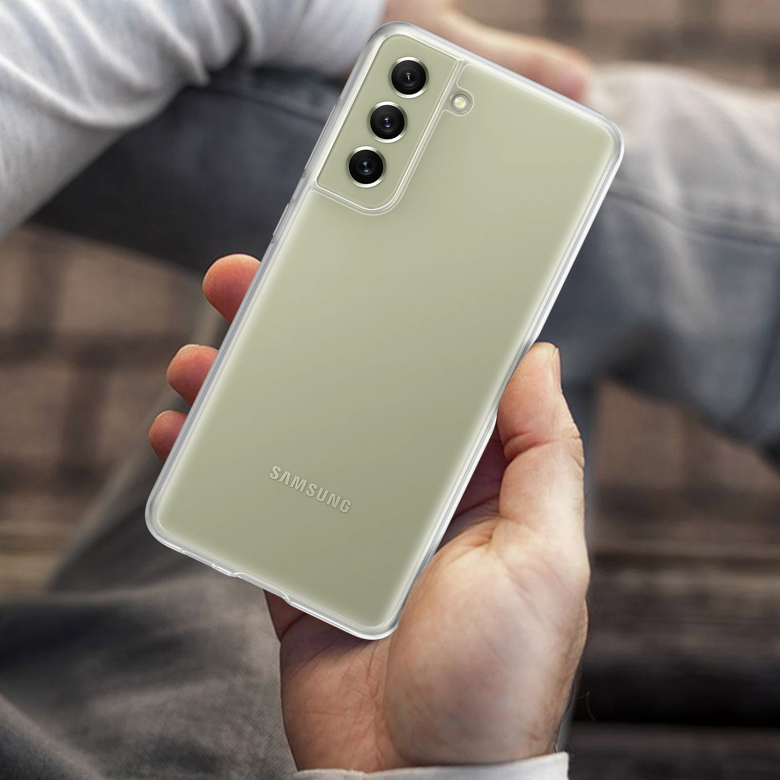 Funda transparente para teléfono. El teléfono se sostiene con una funda transparente. La parte trasera del teléfono es visible.