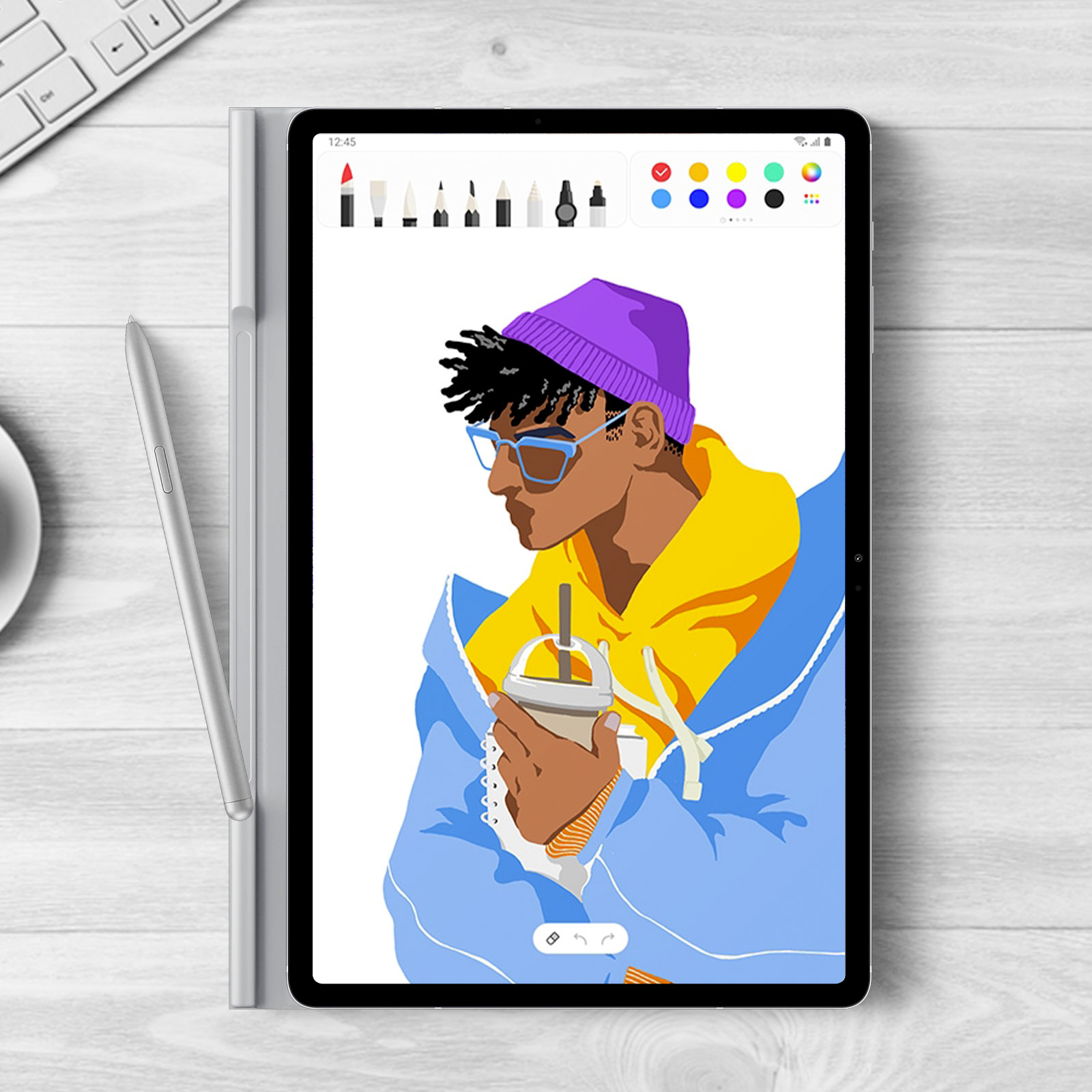 Un tablet mostra un disegno. Una tastiera e una penna sono a sinistra. È presente una tazza di caffè.