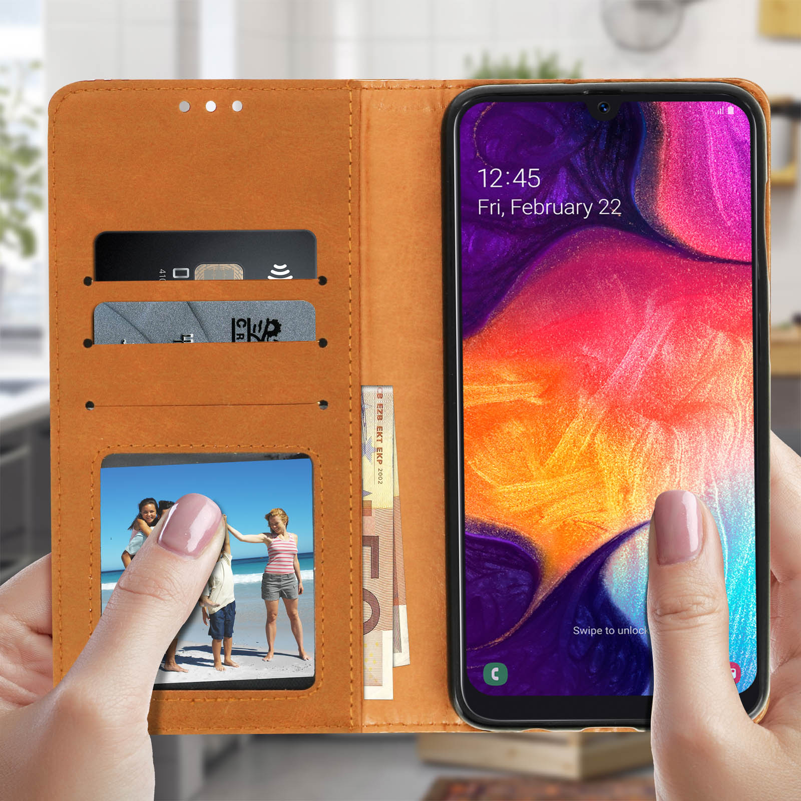 Custodia beige aperta, con carte, contanti e foto, mostra lo schermo del telefono.