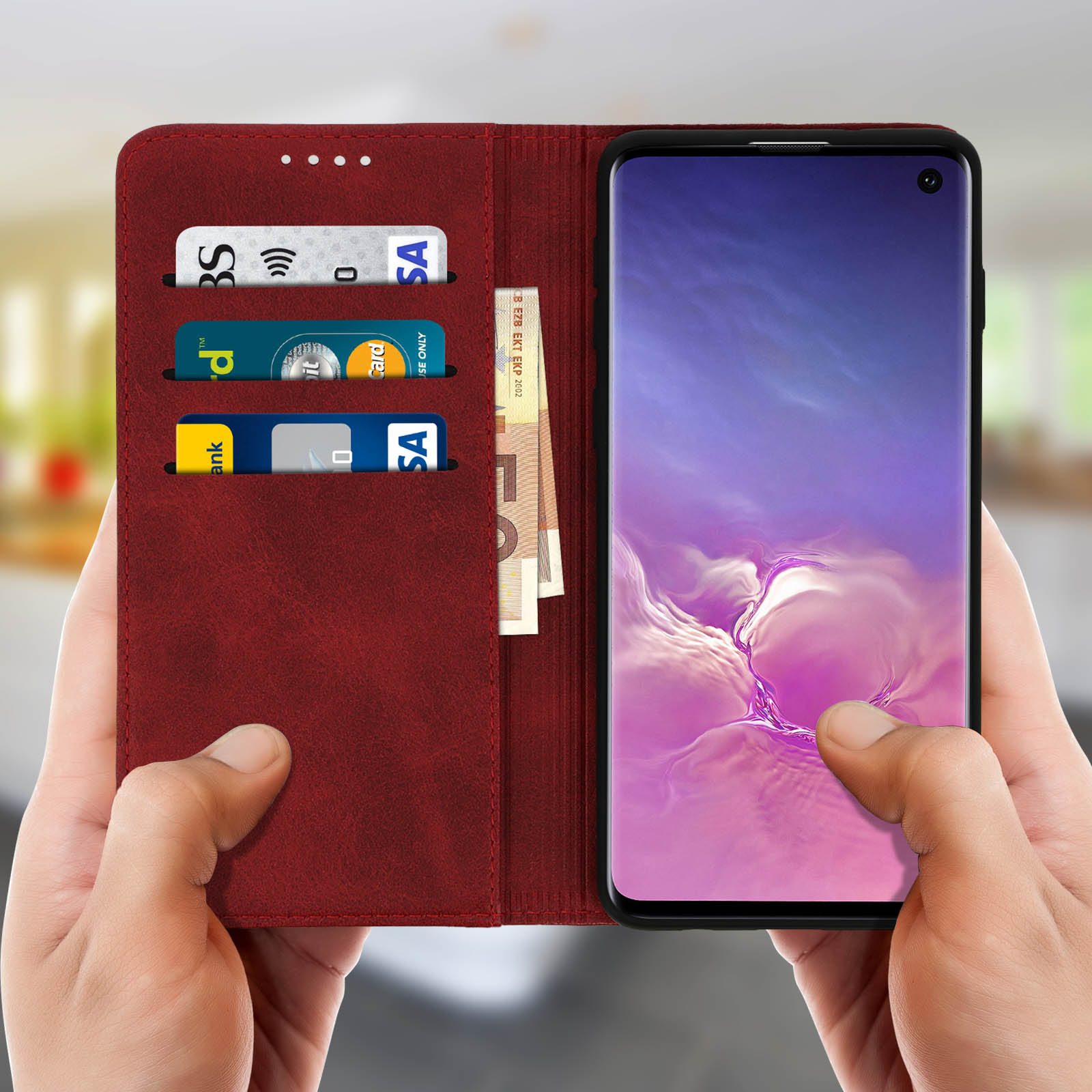 Custodia rossa per telefono con telefono, carte e contanti. Mani.