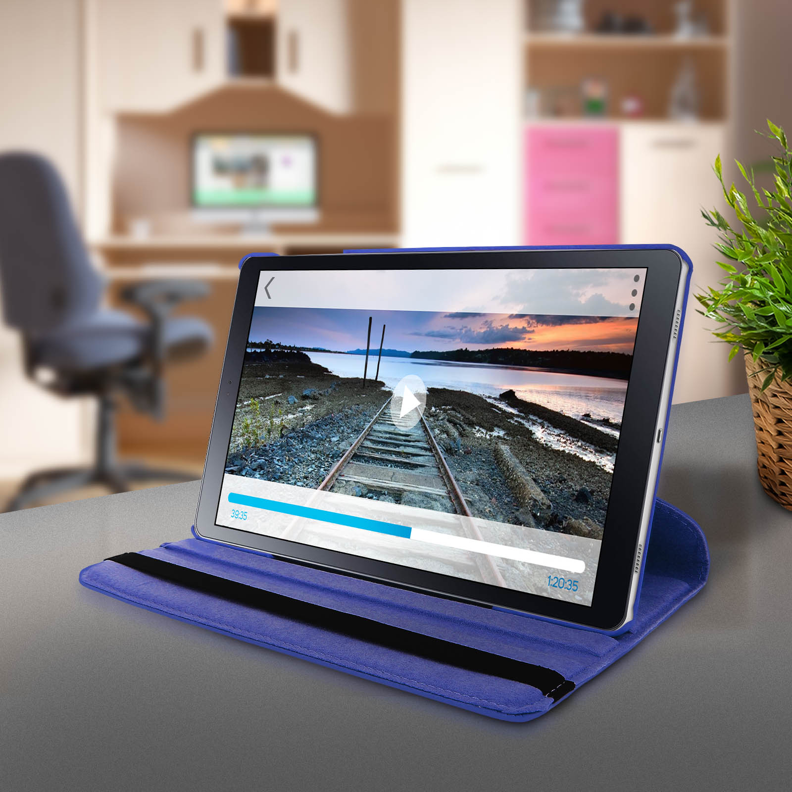 Tablet in una cover blu, che mostra un video in riproduzione. La scena mostra un binario e un tramonto.