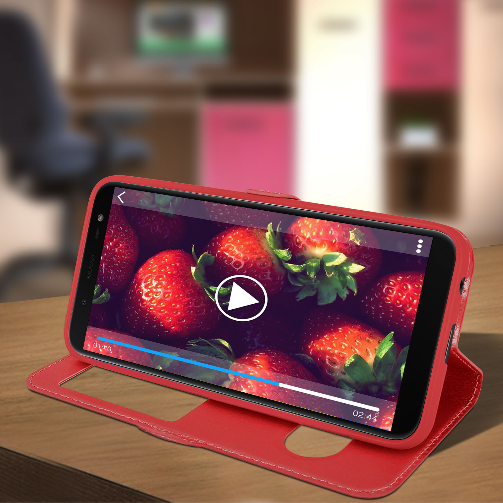 Custodia rossa per telefono che mostra un video di fragole su una superficie di legno.