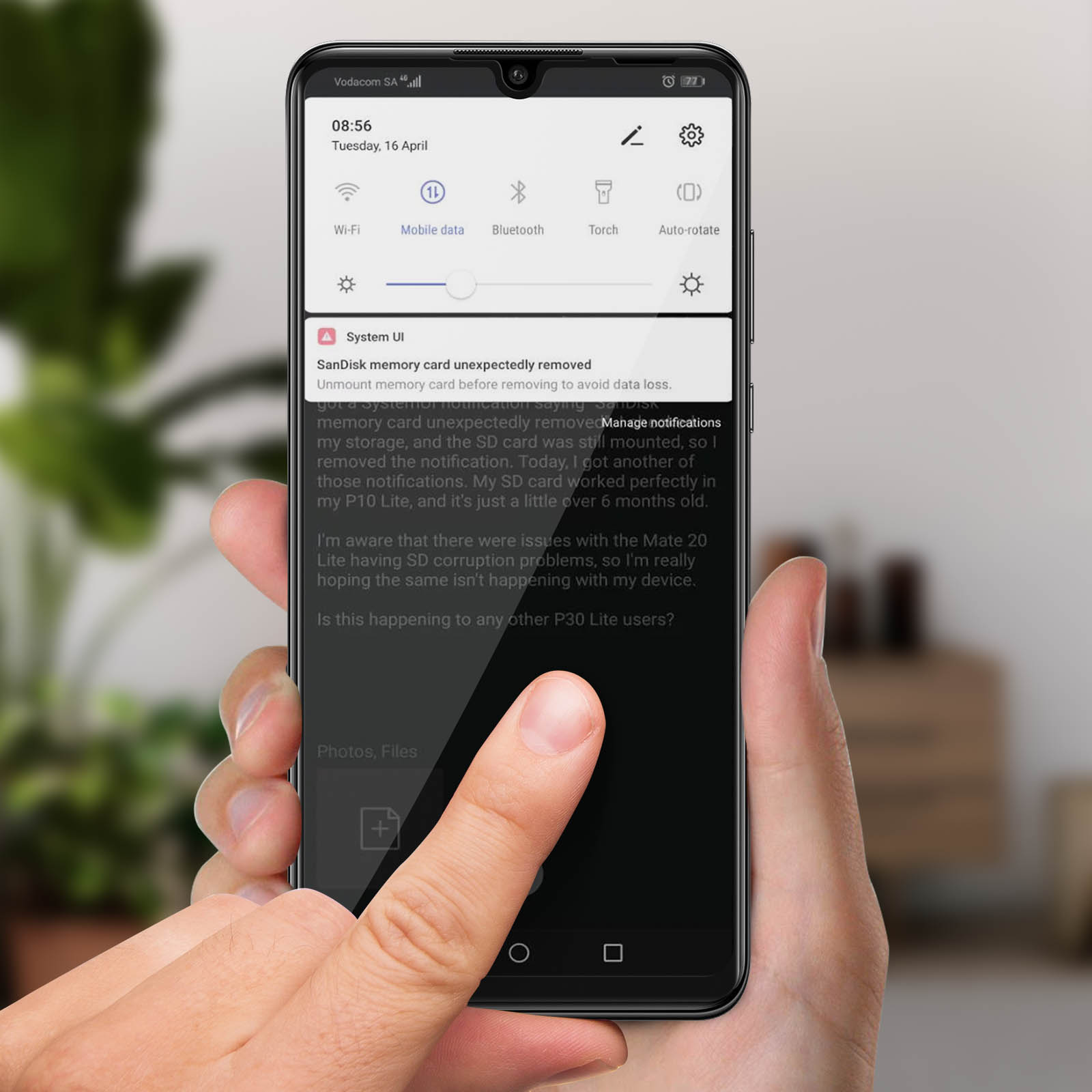 Mano che tiene smartphone che mostra notifica sulla rimozione della scheda SD.