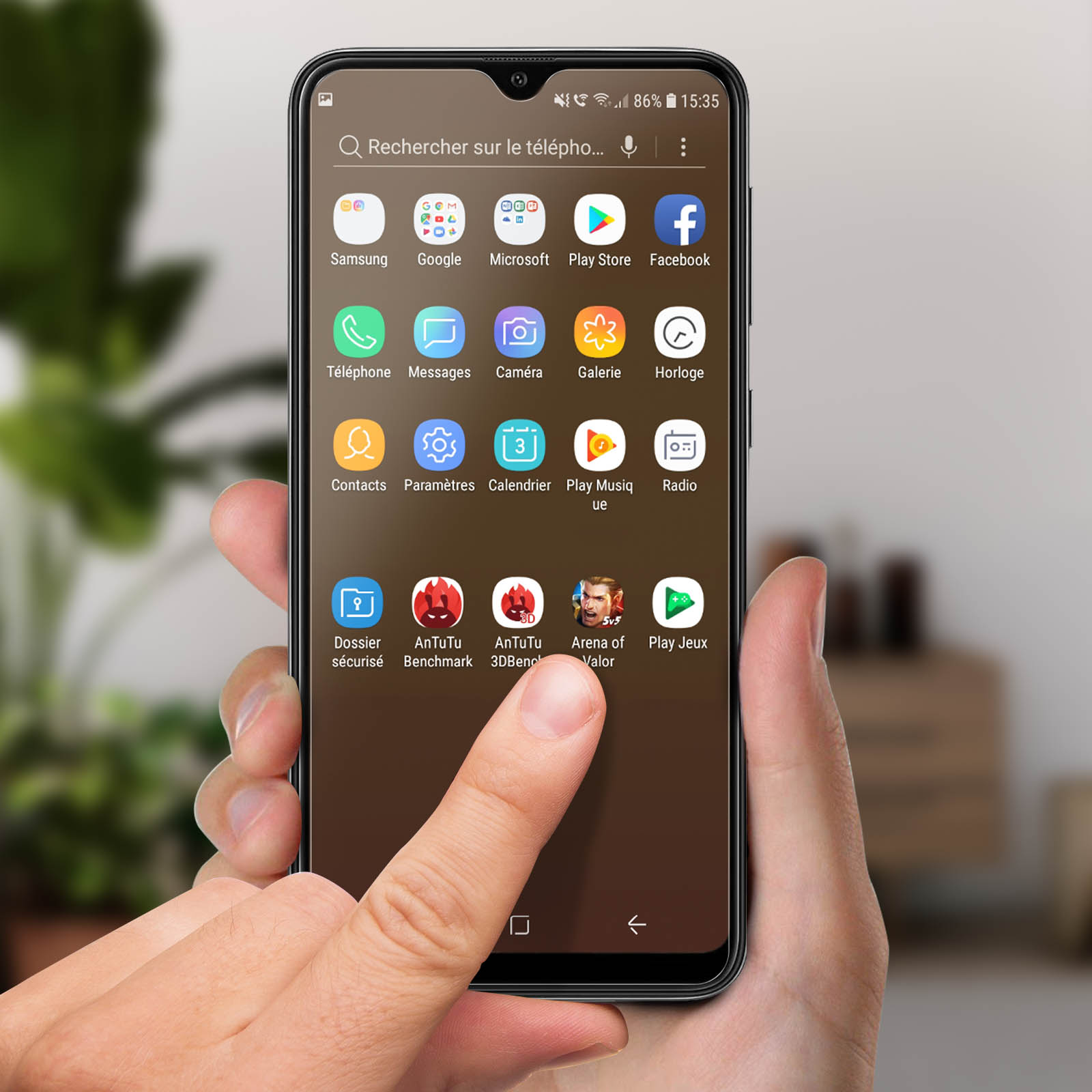 Telefoonscherm met apps op een hand. Bruine achtergrond.