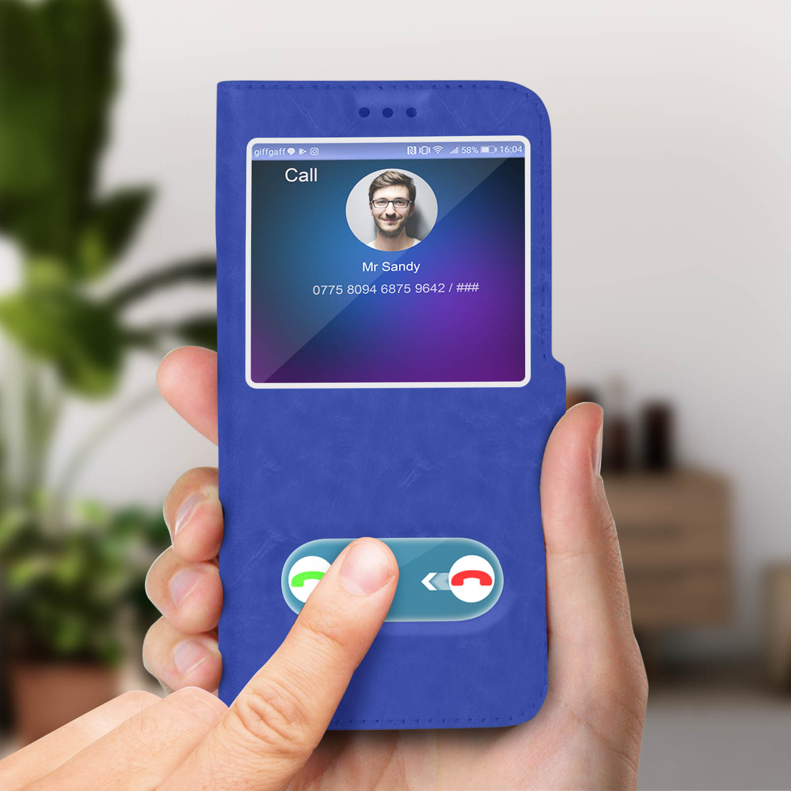 Custodia per telefono blu con schermata di chiamata che mostra la foto di un uomo e info chiamata.