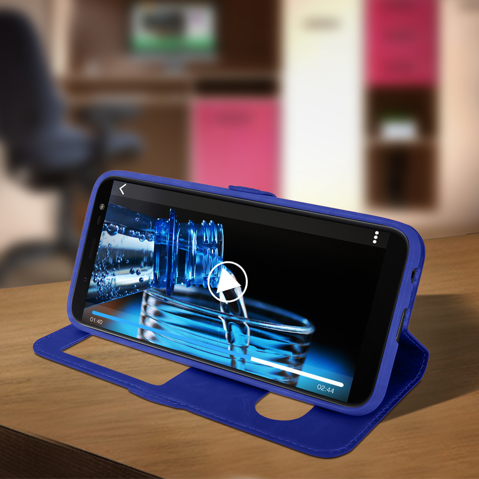 Una custodia blu per telefono con un telefono che mostra un video in riproduzione. Un pulsante di riproduzione è visibile.