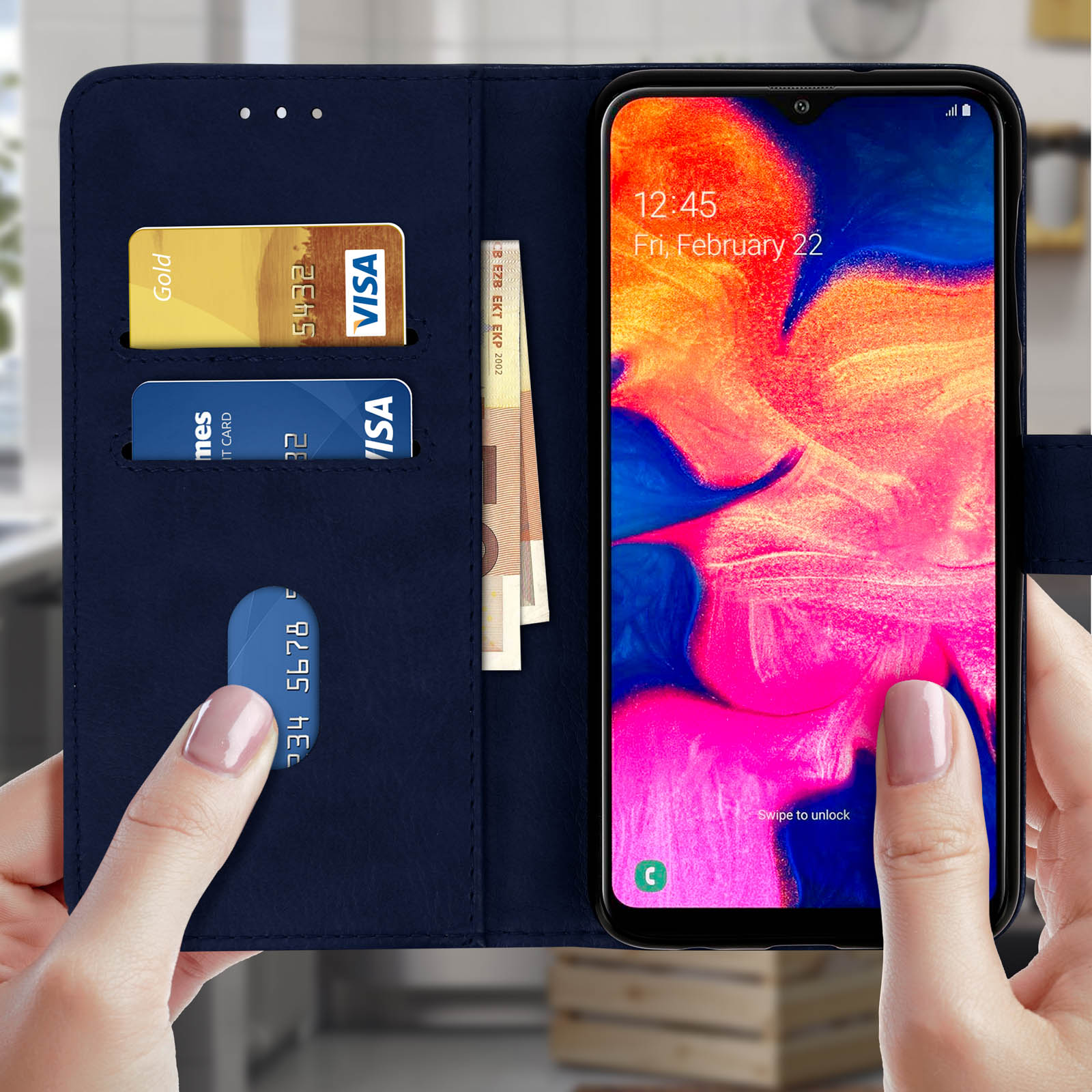 Een blauwe telefoonhoes met kaarten, een telefoon met tijd en een hand die hem opent.