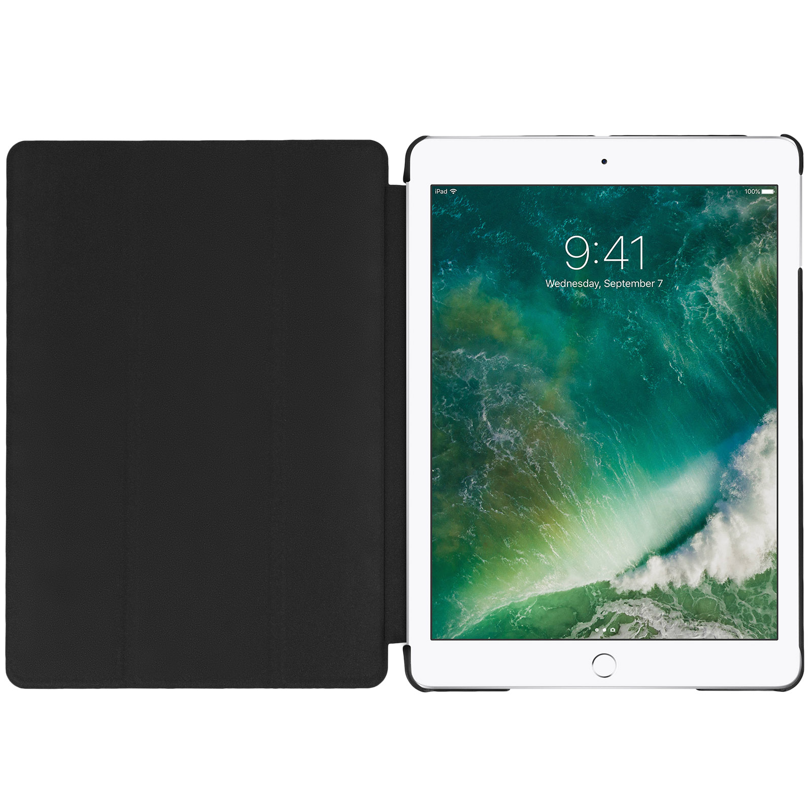 Custodia iPad nera aperta. Schermo iPad visibile. Copertura nera a sinistra. Sfondo bianco.