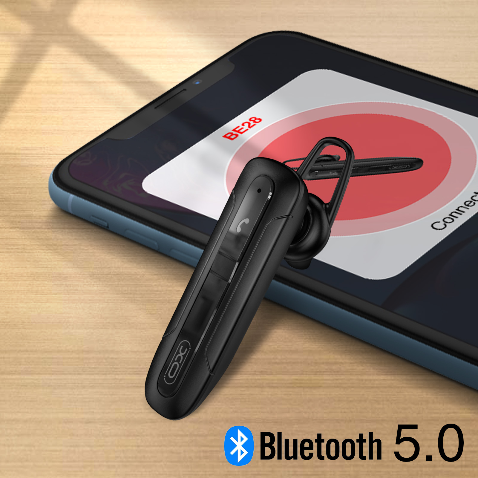Cuffia wireless nera su un telefono. Lo schermo mostra un'interfaccia di connessione. Logo Bluetooth 5.0.