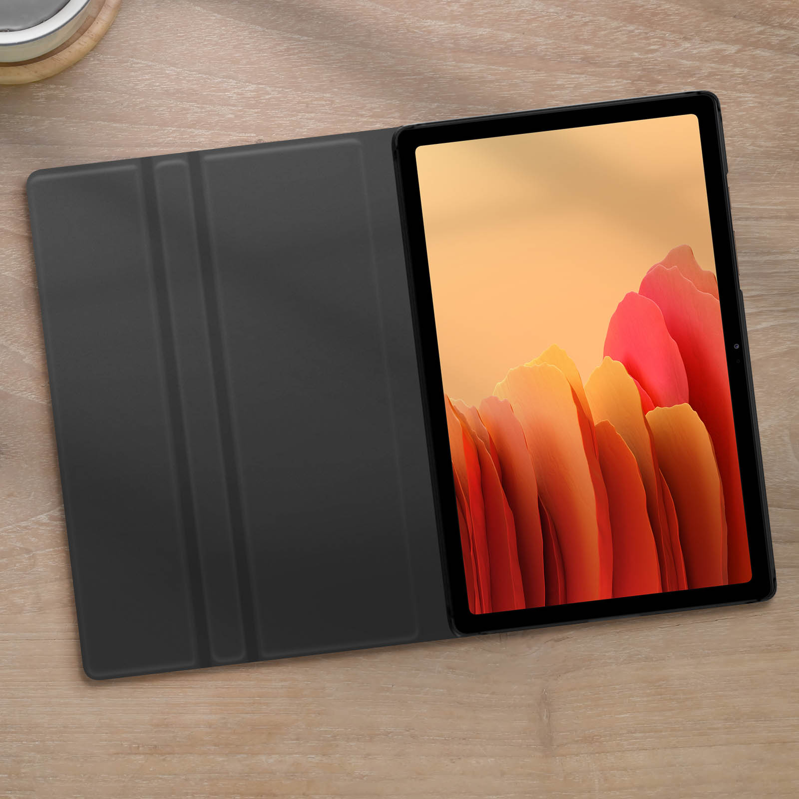 Czarny tablet w czarnym etui. Tablet ma kolorowe abstrakcyjne tło.