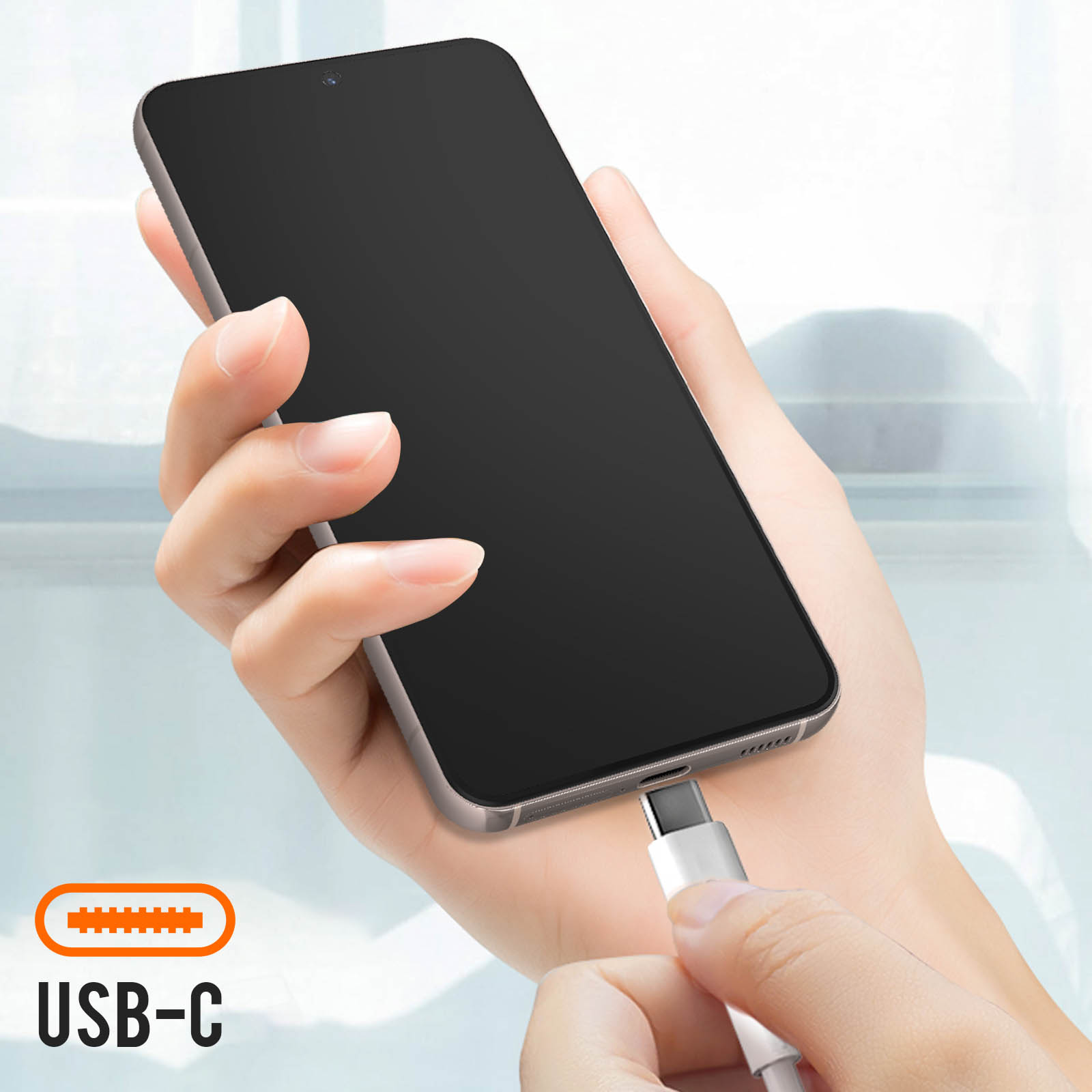 Eine Hand, die ein Telefon hält, das mit einem weißen USB-C-Kabel verbunden ist, mit einem USB-C-Symbol.