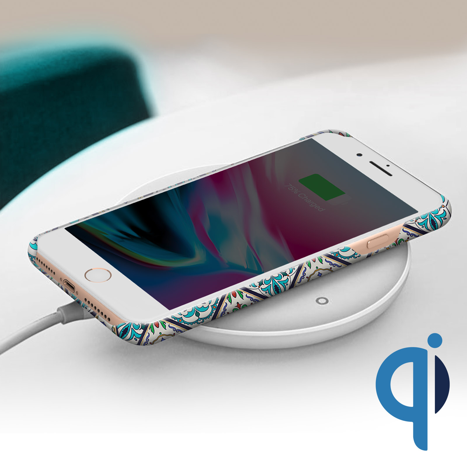 Un telefono con custodia floreale in carica wireless. Viene visualizzato il 75% di carica.