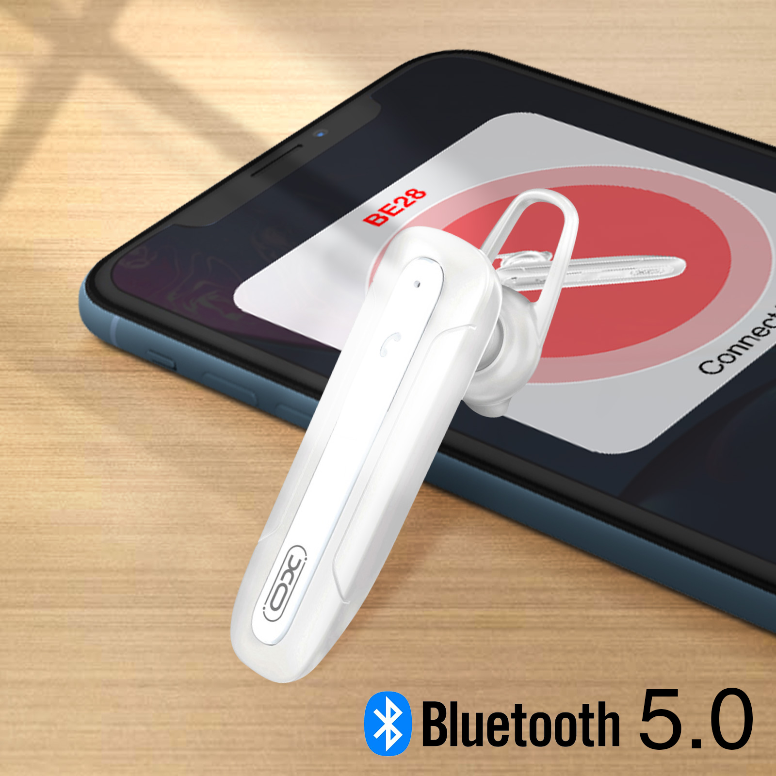 Weißes Bluetooth-Headset neben einem Smartphone. Der Bildschirm zeigt Bluetooth-Symbol.