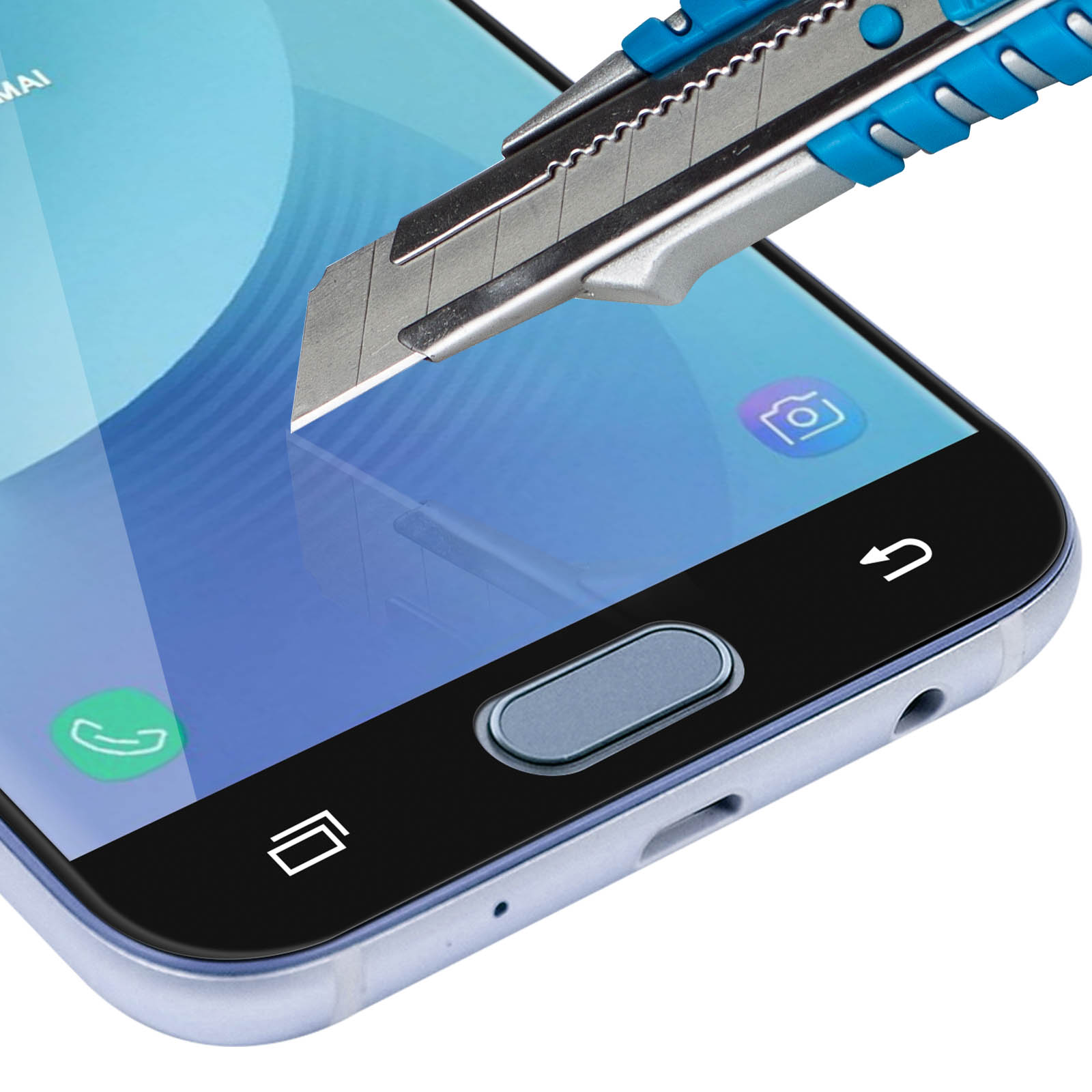 Un cúter cortando un protector de pantalla en un smartphone. El teléfono tiene una pantalla azul y bisel negro.