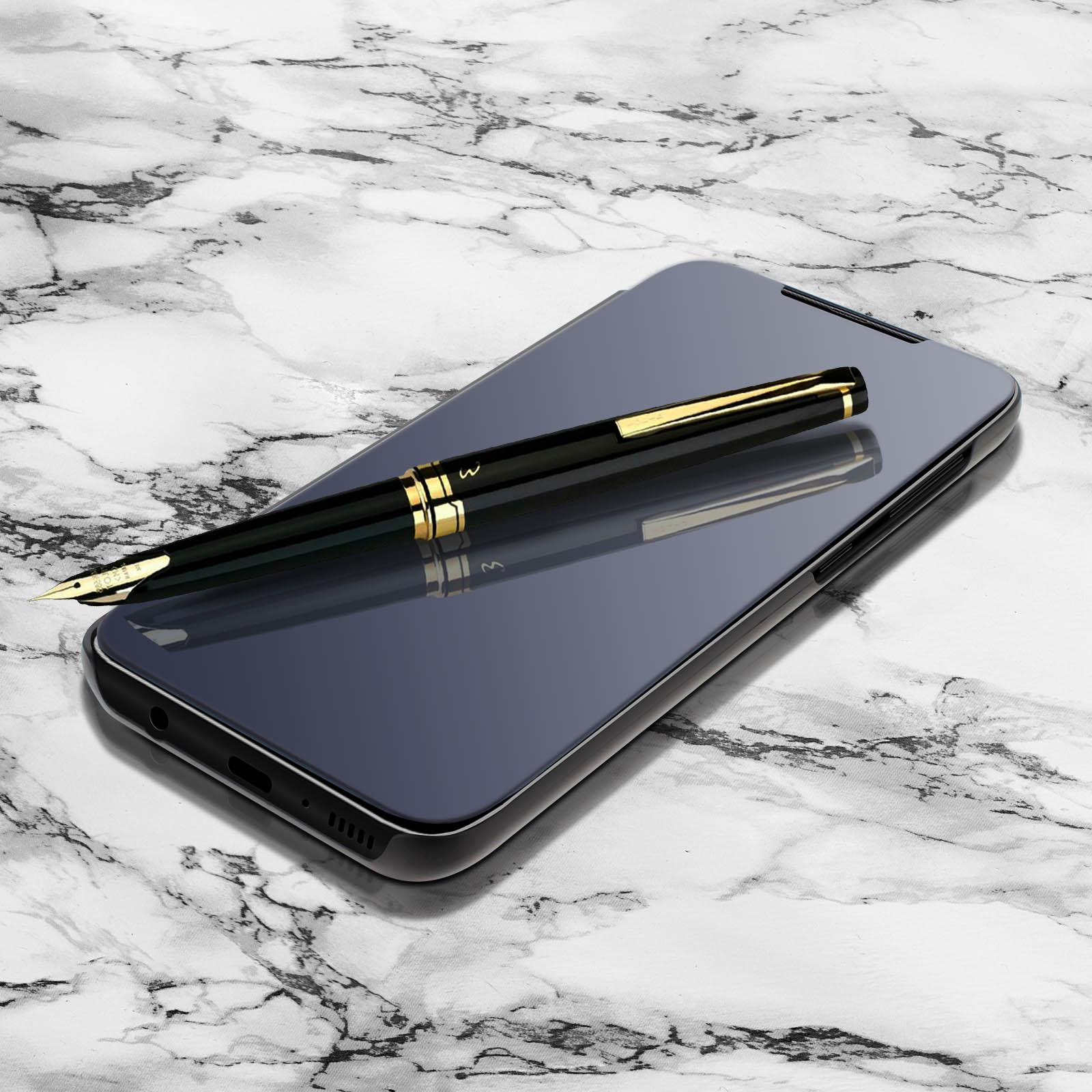 Un telefono nero con una penna d'oro su una superficie di marmo.
