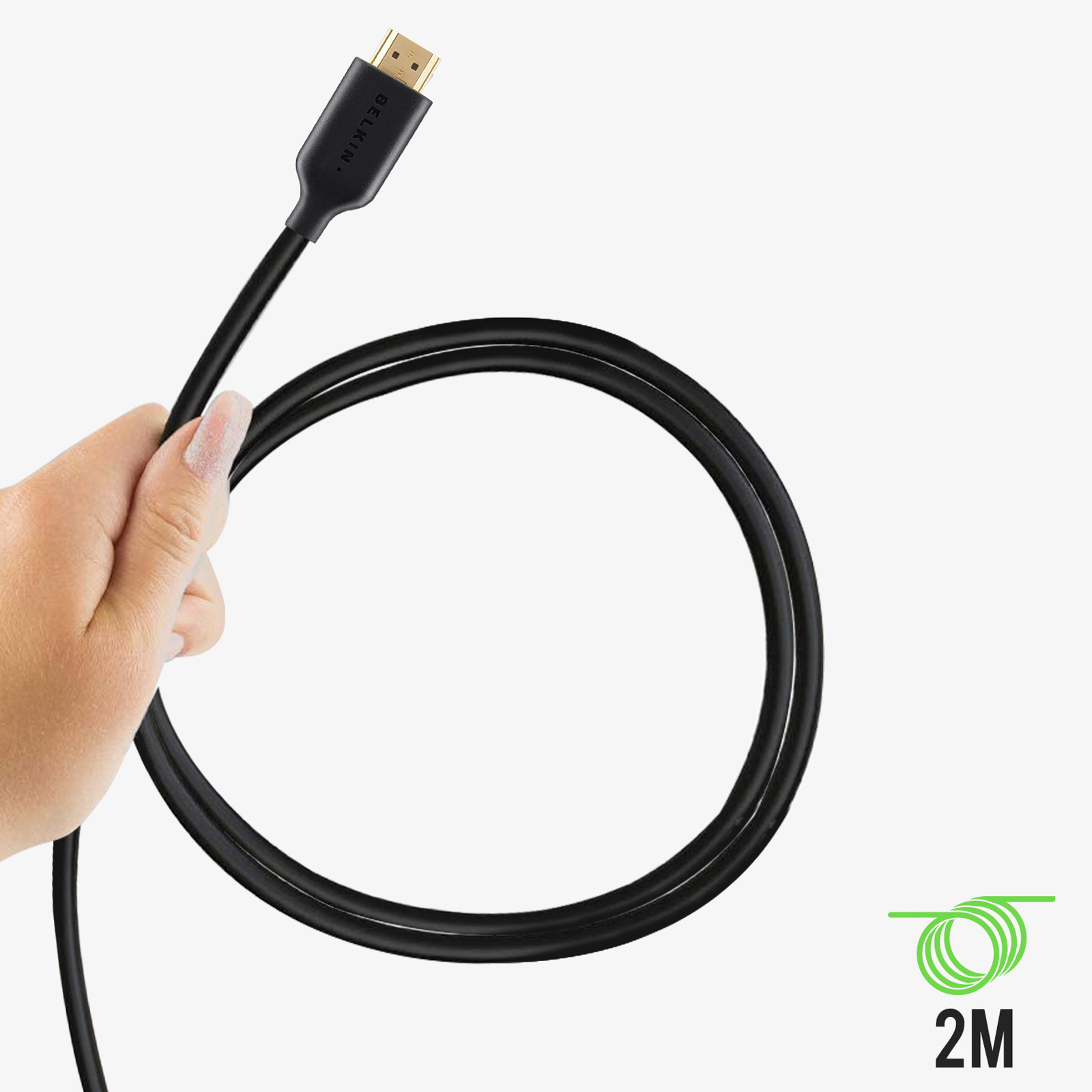 Mano che tiene cavo HDMI nero con connettore dorato. Indicatore 2M.