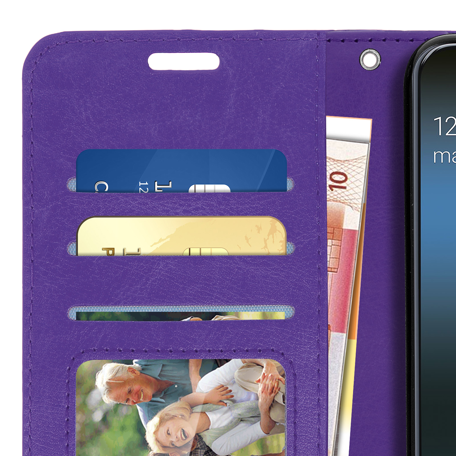 Een paarse telefoonhoes open met creditcards, geld en een foto van ouderen.