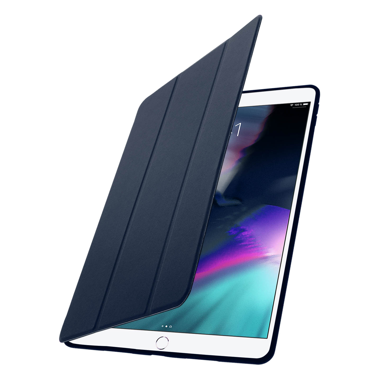 Un tablet aperto con una cover blu scuro su sfondo bianco, mostra uno schermo.