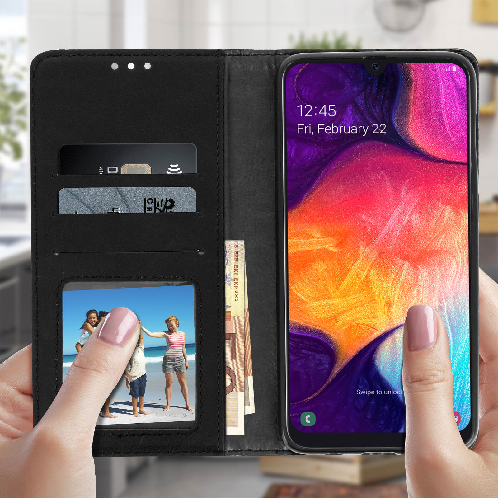 Una custodia per telefono con slot per carte, una foto e un telefono che mostra l'ora.