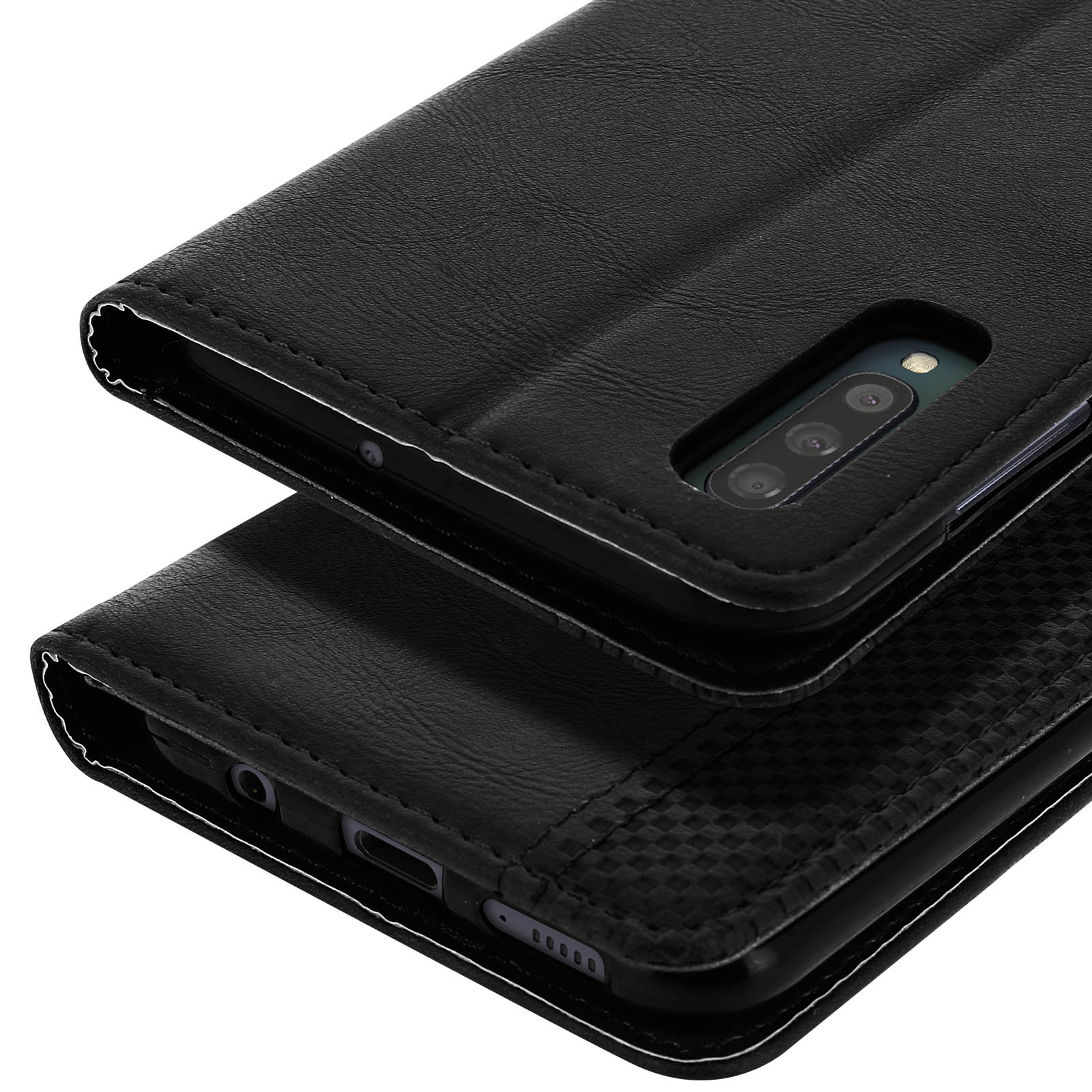 Custodia per telefono in pelle nera, aperta. La parte superiore mostra la fotocamera del telefono. La parte inferiore ha un motivo in fibra di carbonio.