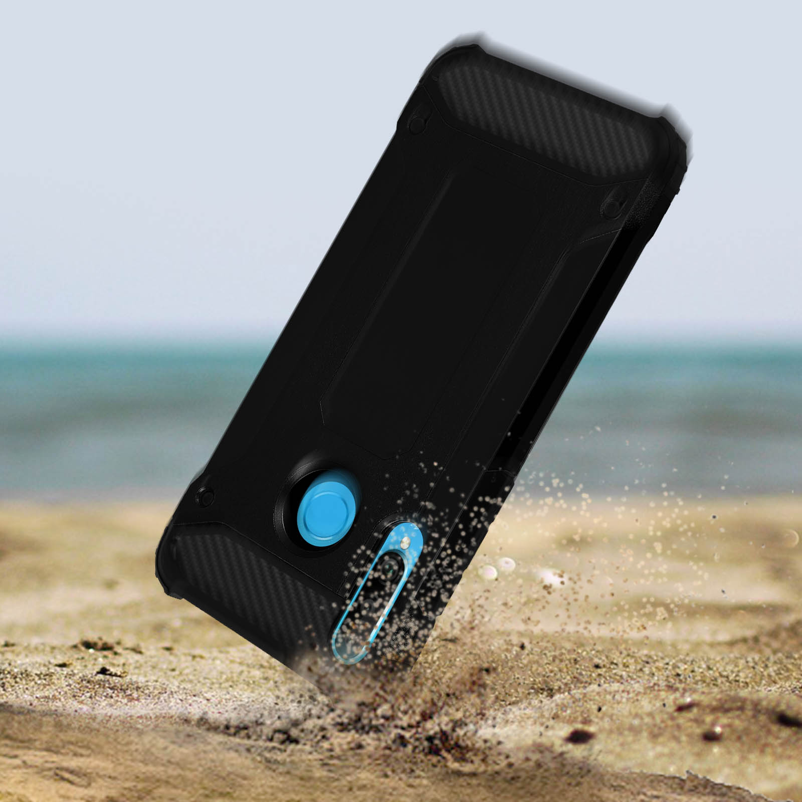 Una custodia per telefono nera con un pulsante blu su una spiaggia sabbiosa con l'oceano sullo sfondo.