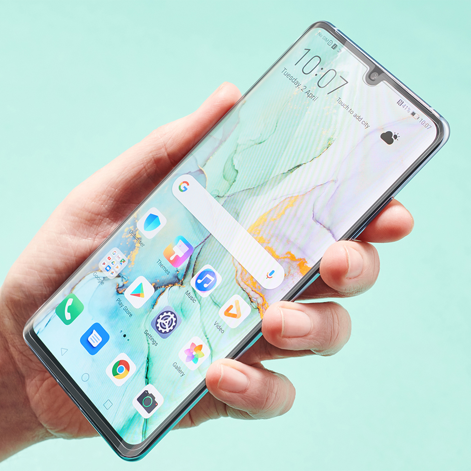 Mano che tiene uno smartphone con icone sullo schermo. Lo sfondo è azzurro.