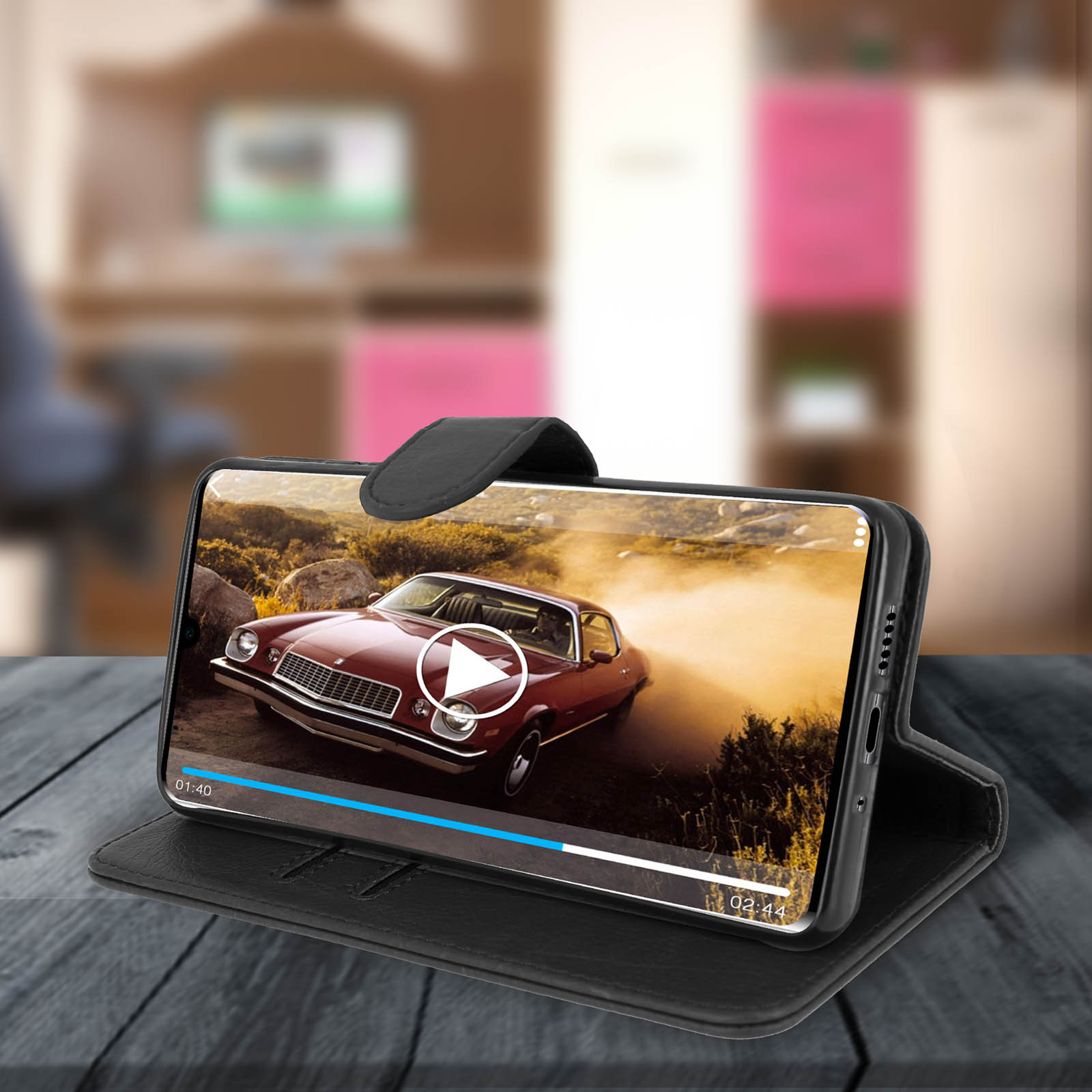 Telefono che mostra un video con un'auto. Il telefono è in una custodia a libro.