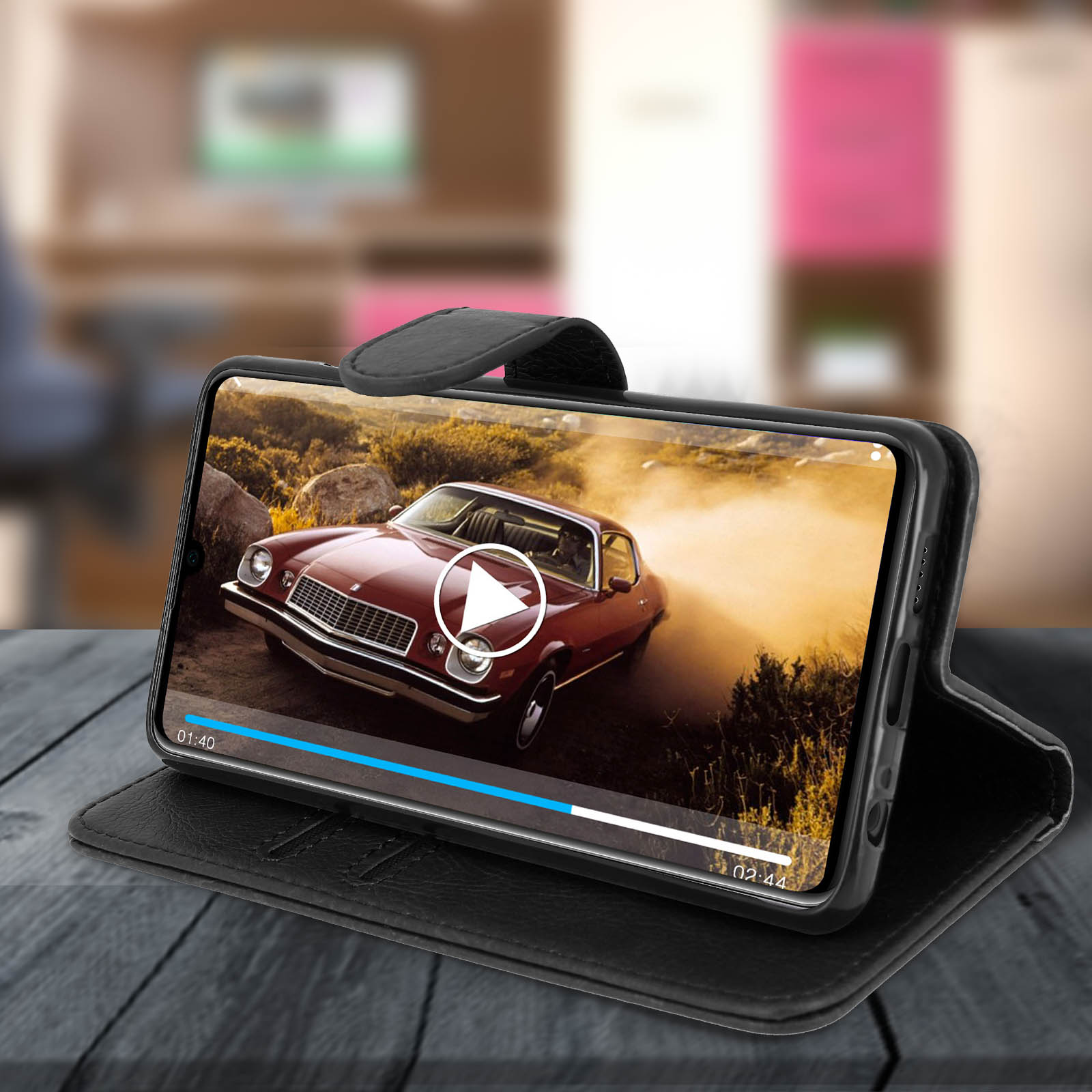 Un telefono che riproduce un video di inseguimento in una custodia nera.
