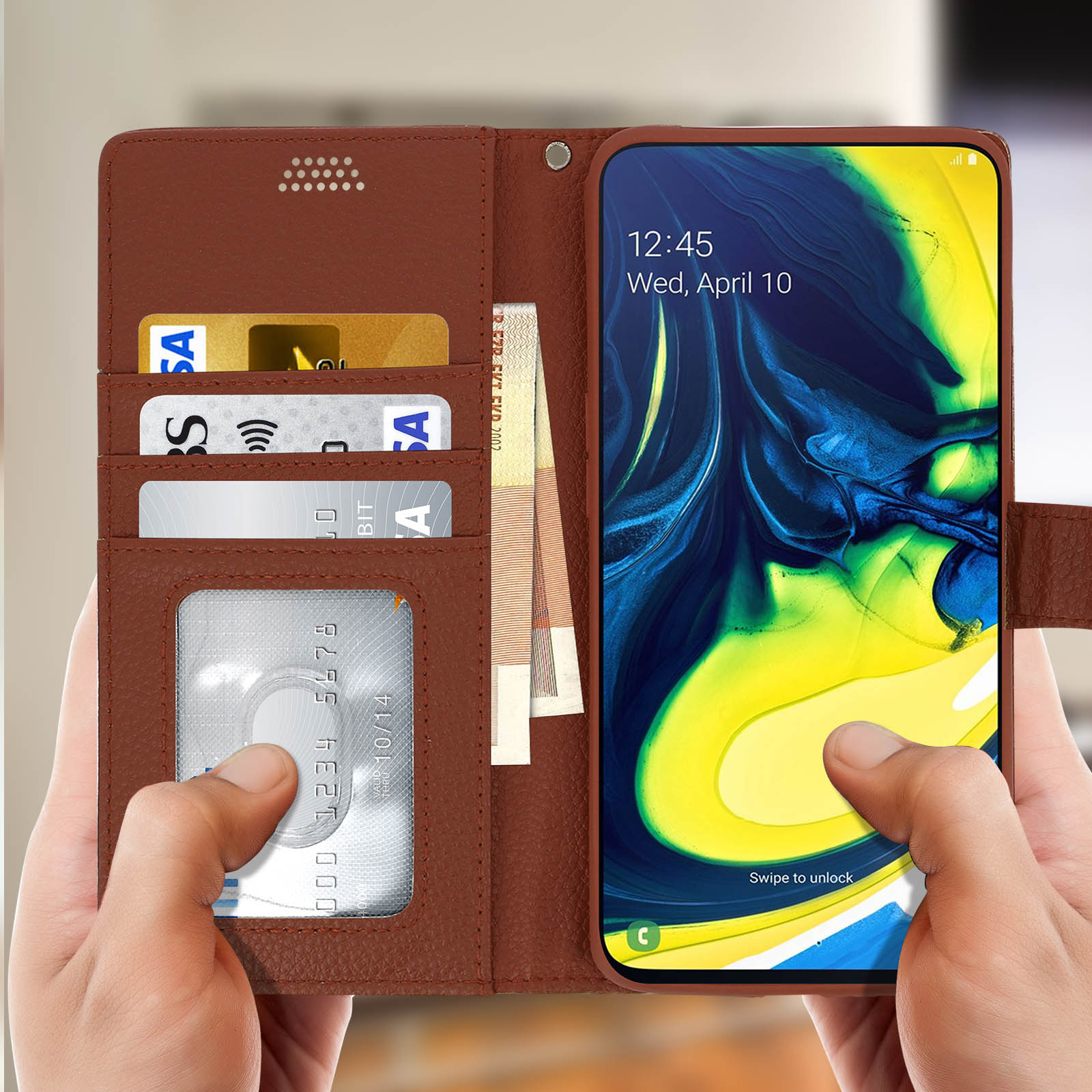 Una custodia per telefono con carte e denaro all'interno. Lo schermo del telefono mostra la data e l'ora.