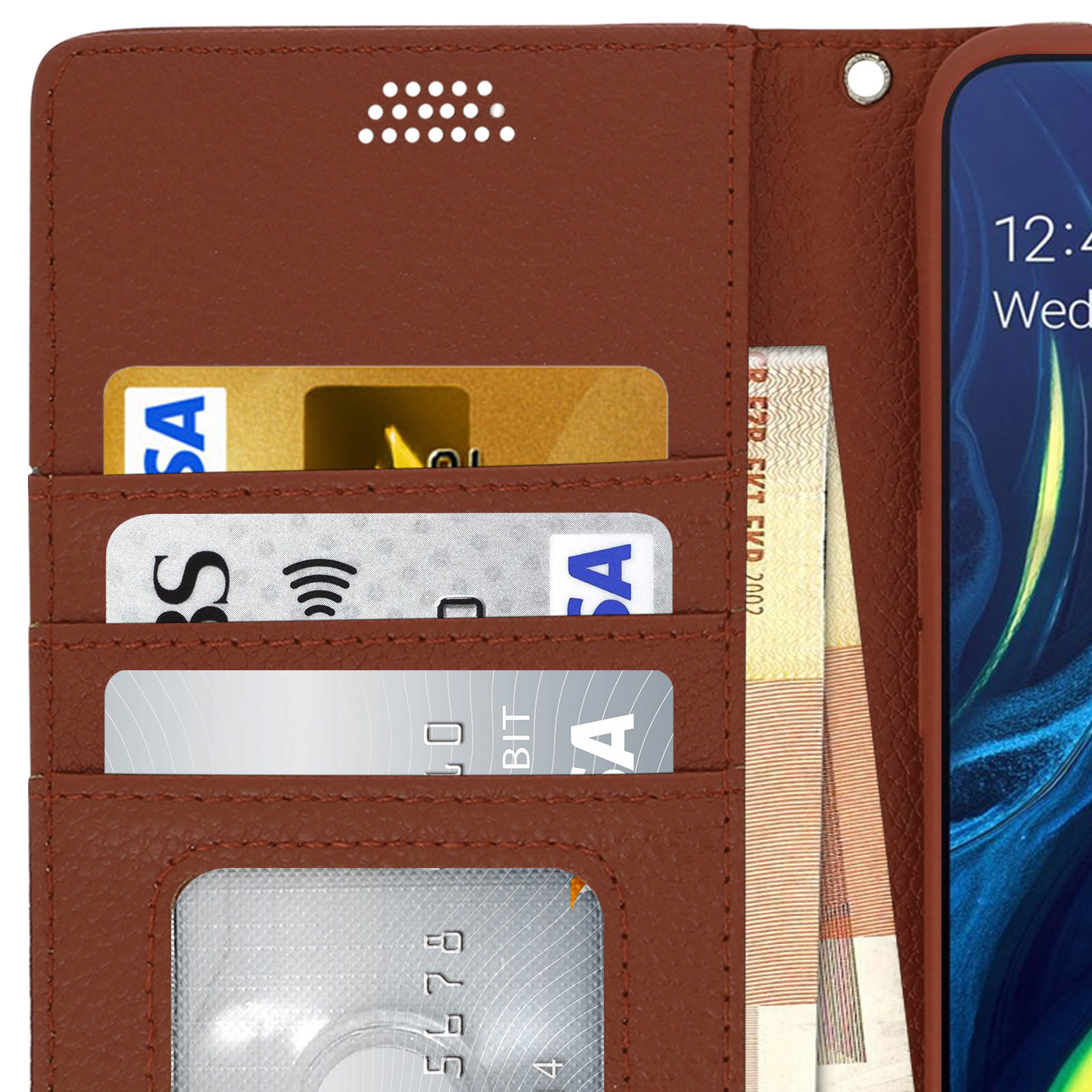 Portafoglio in pelle marrone con carte e banconote visibili. Sfondo sfocato.