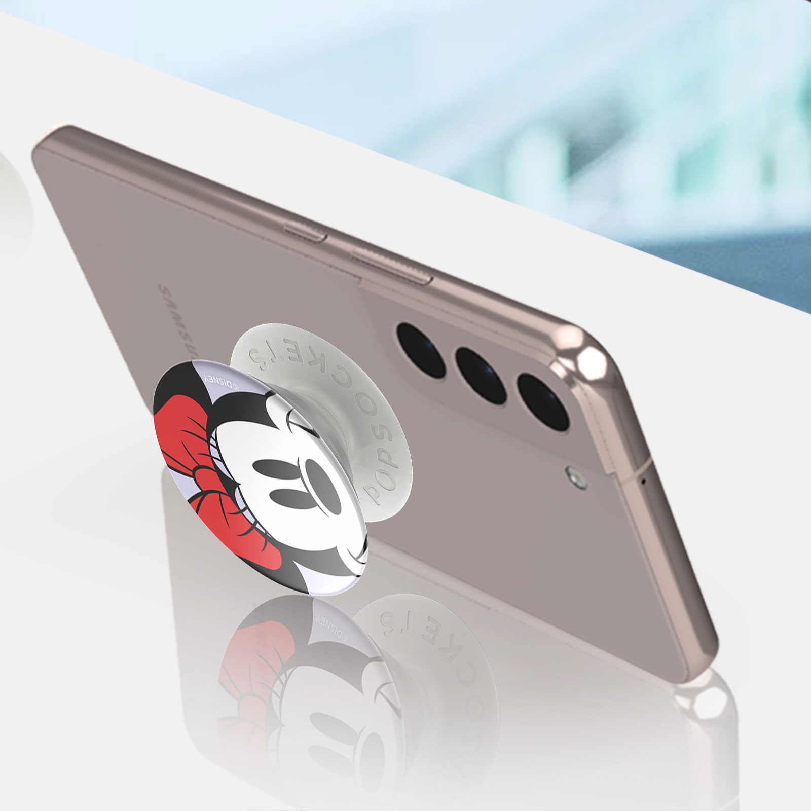 Ein Telefon mit einem Minnie-Maus-PopSocket. Das Telefon ist geneigt und zeigt den PopSocket und die Rückseite des Telefons.