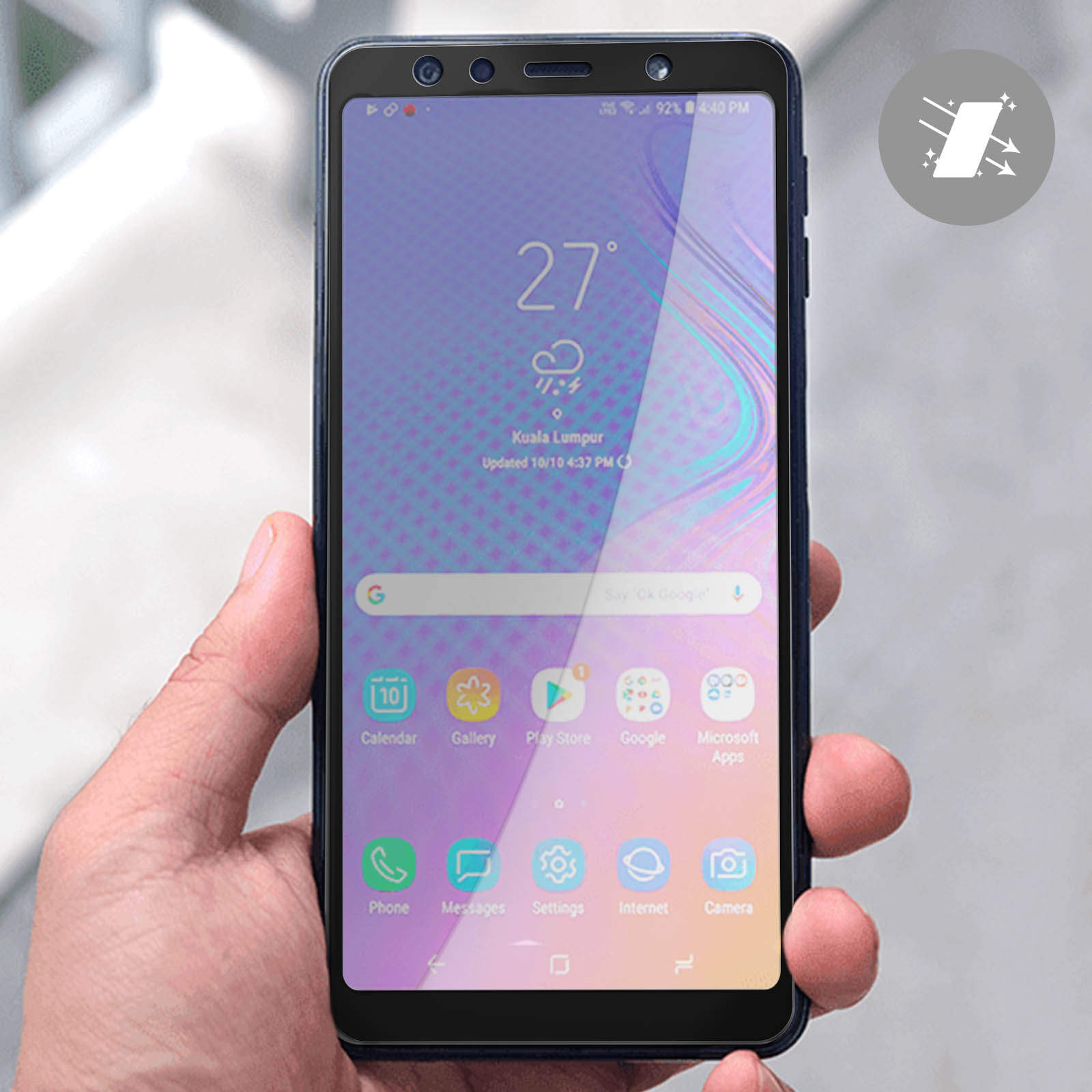 Una mano che tiene uno smartphone. Lo schermo mostra meteo, ora e icone delle app. Lo sfondo è sfocato.