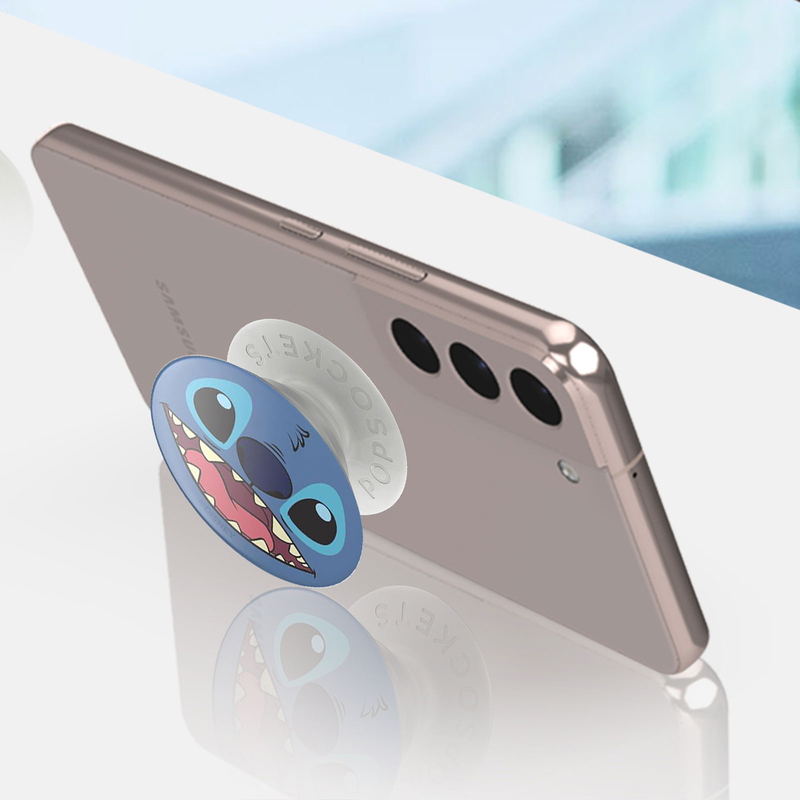 Telefon mit Stitch PopSocket. Weißer Hintergrund.