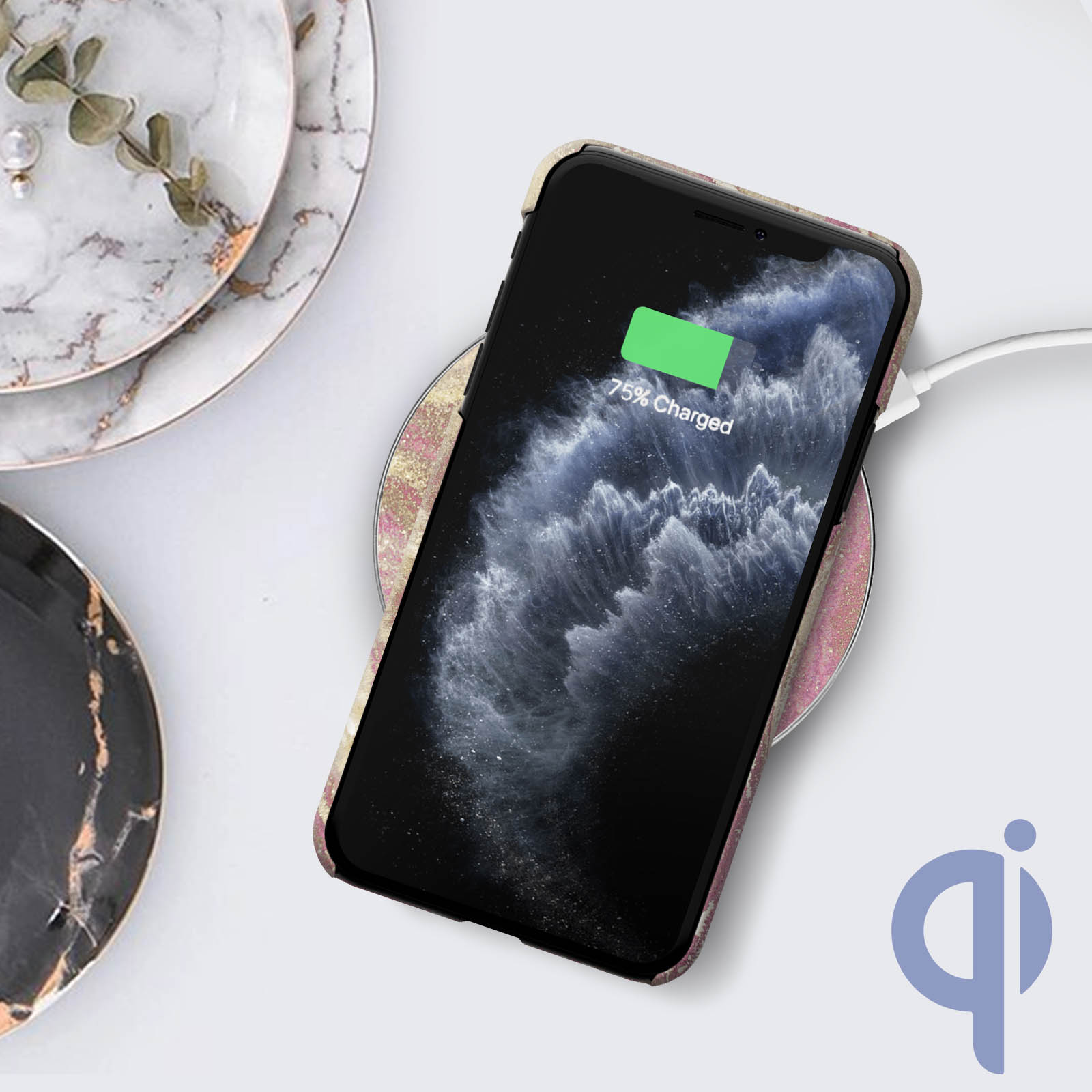 Un telefono su un caricatore wireless. Il telefono mostra 75% di carica.