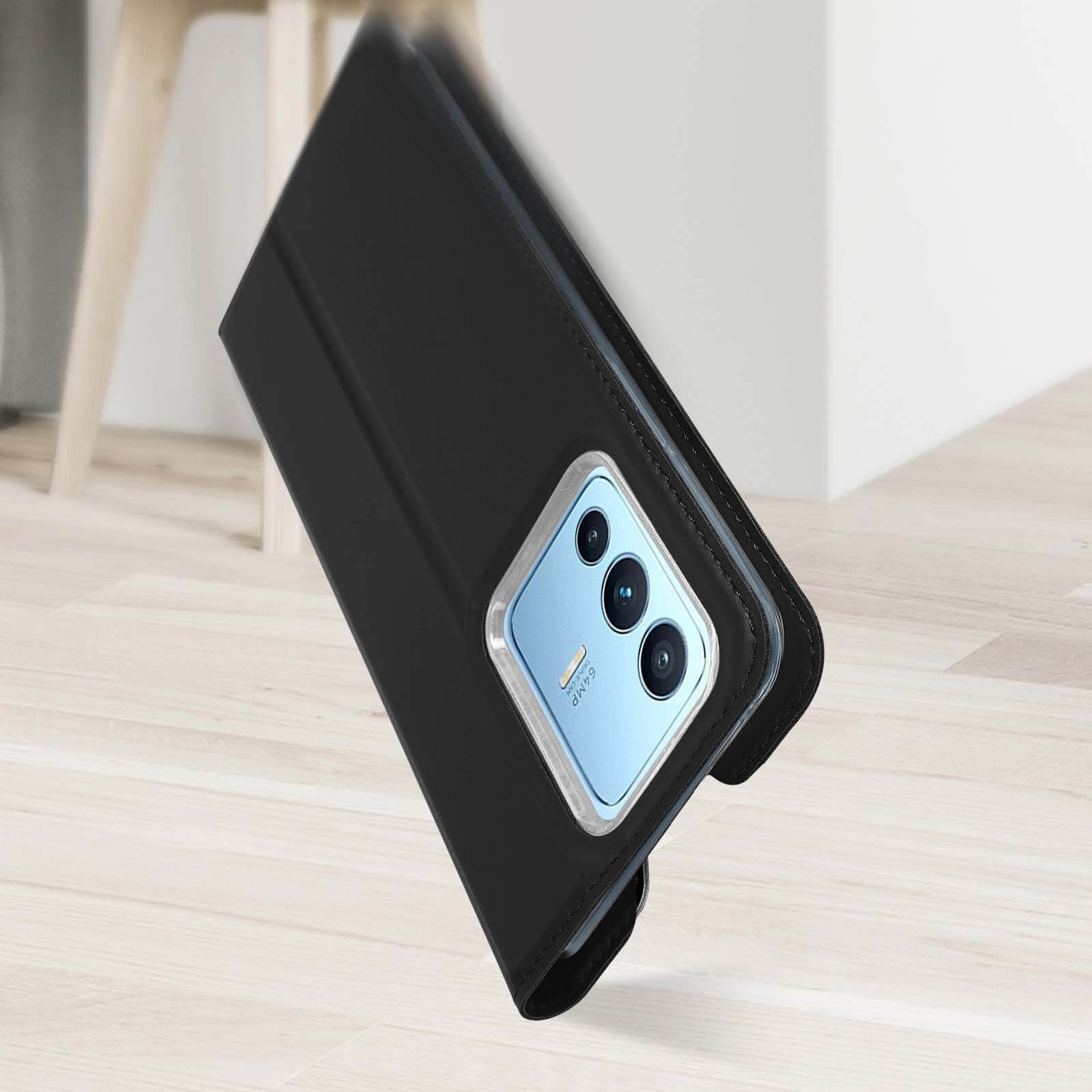 Una custodia nera per telefono in stile libro, il telefono ha una sezione fotocamera azzurra.